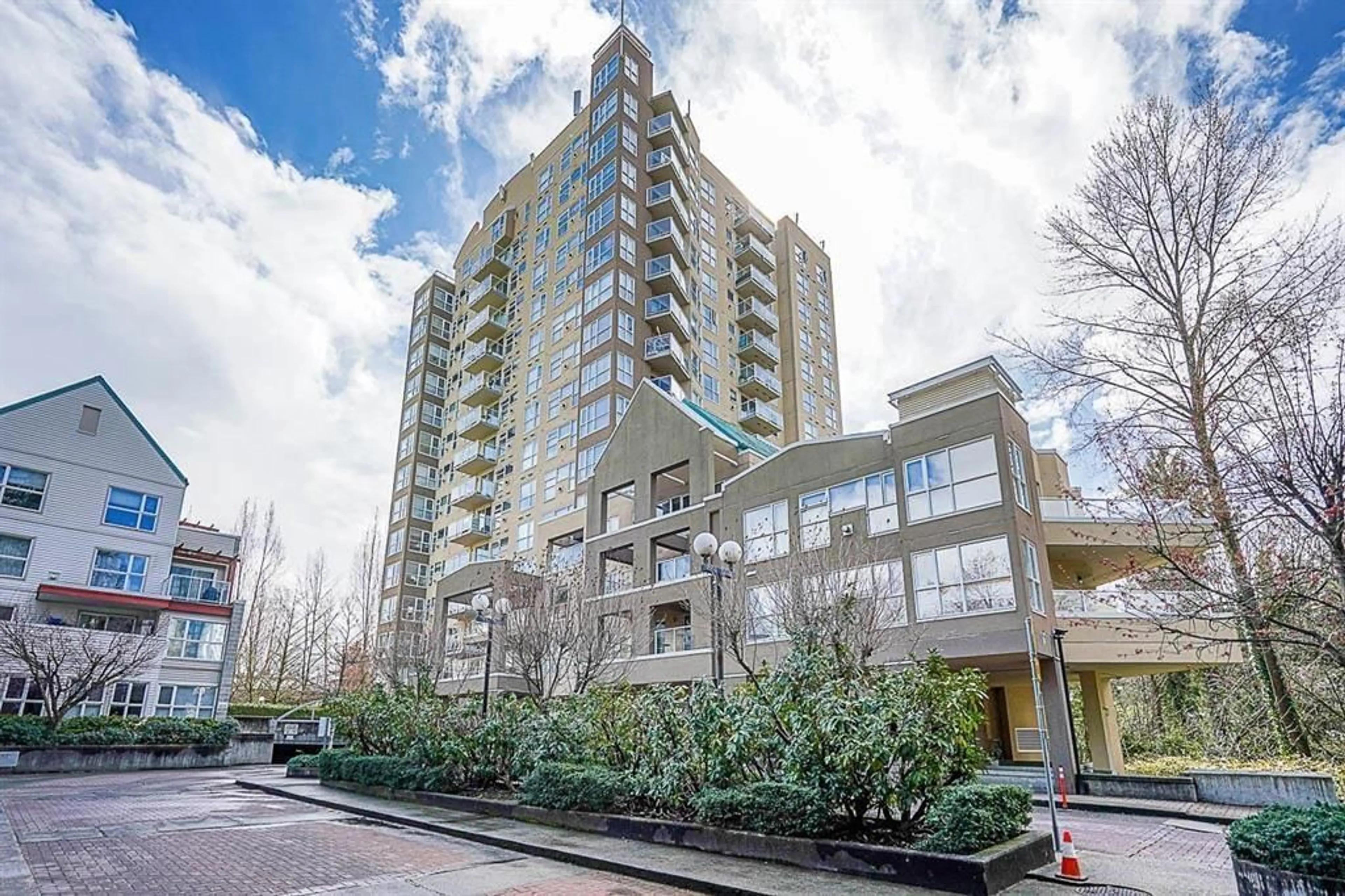 Patio, building for 404 - 9830 WHALLEY, Surrey British Columbia V3T5S7