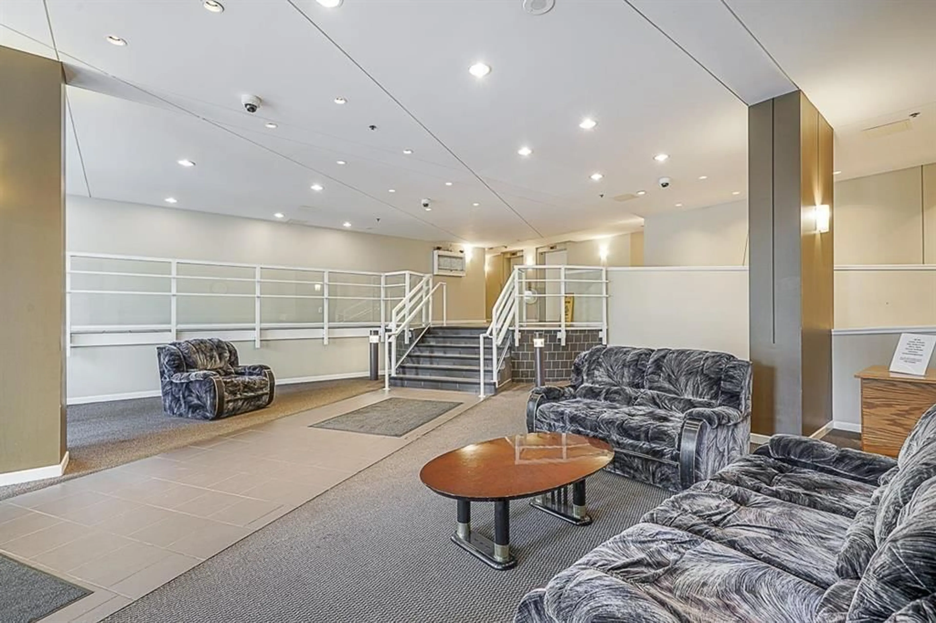 Lobby for 404 - 9830 WHALLEY, Surrey British Columbia V3T5S7