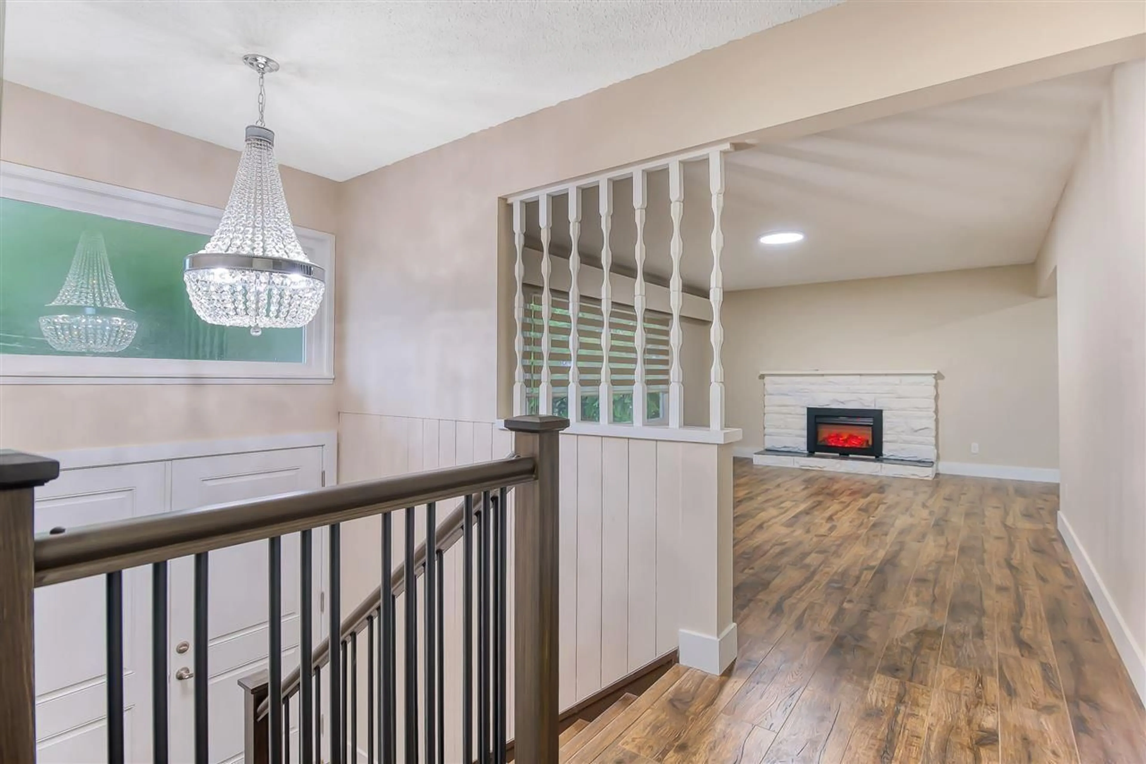 Indoor entryway for 15734 THRIFT, White Rock British Columbia V4B2M5
