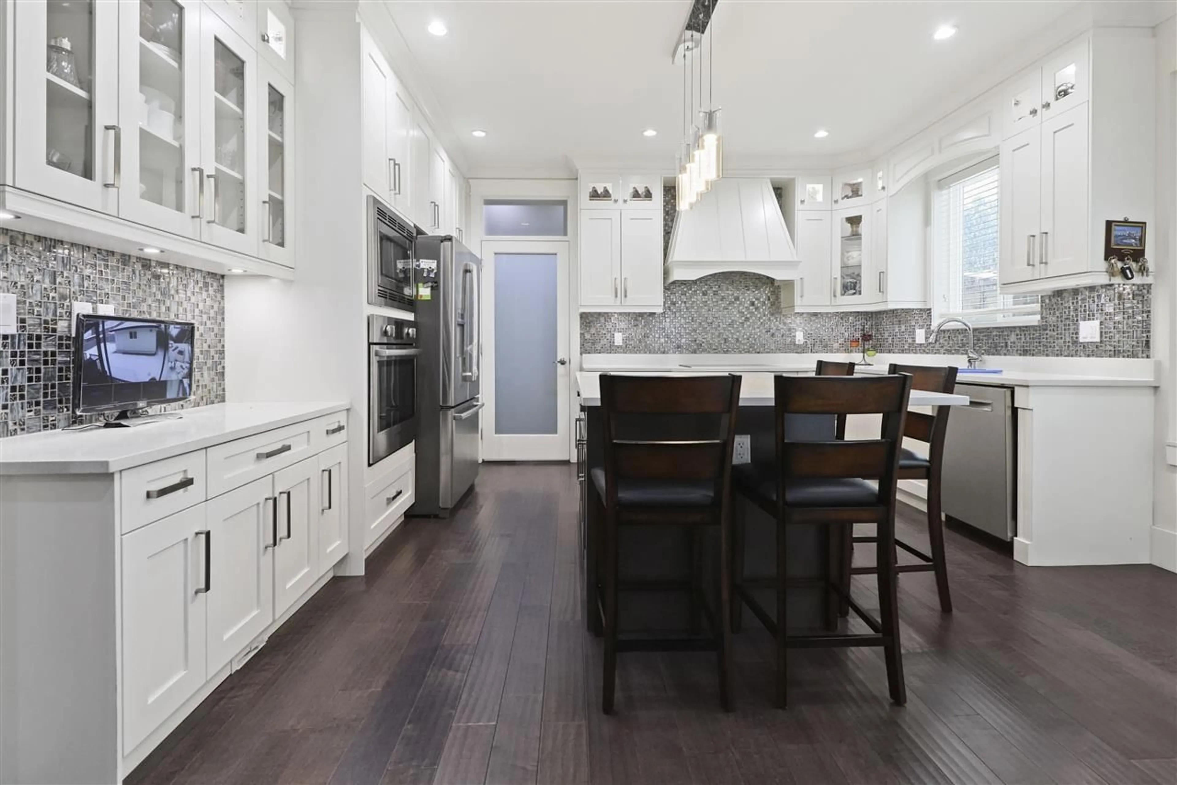 Open concept kitchen, unknown for 9527 118, Delta British Columbia V4C6J3