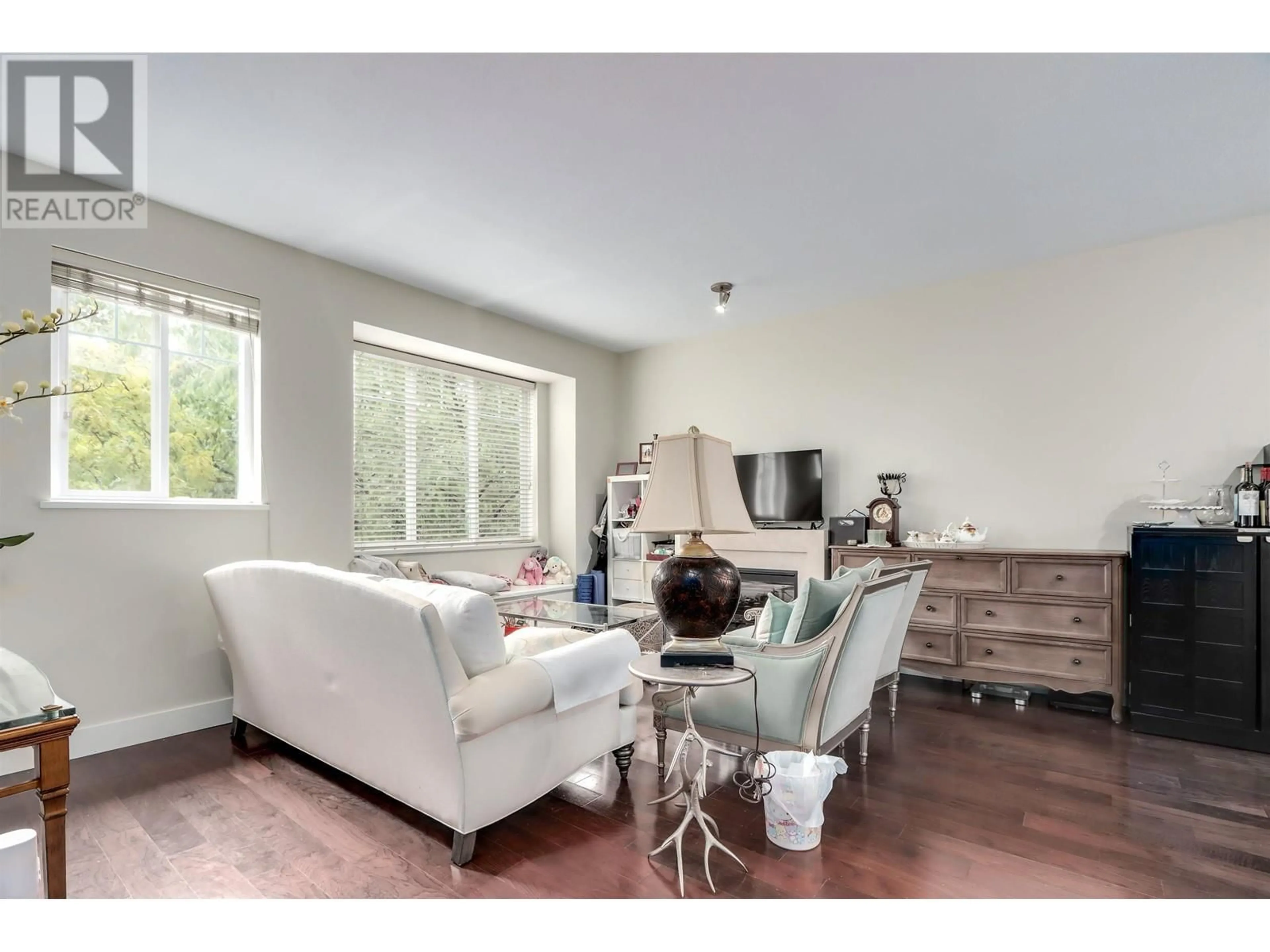 Living room with furniture, wood/laminate floor for 27 - 9628 FERNDALE ROAD, Richmond British Columbia V6Y1X3