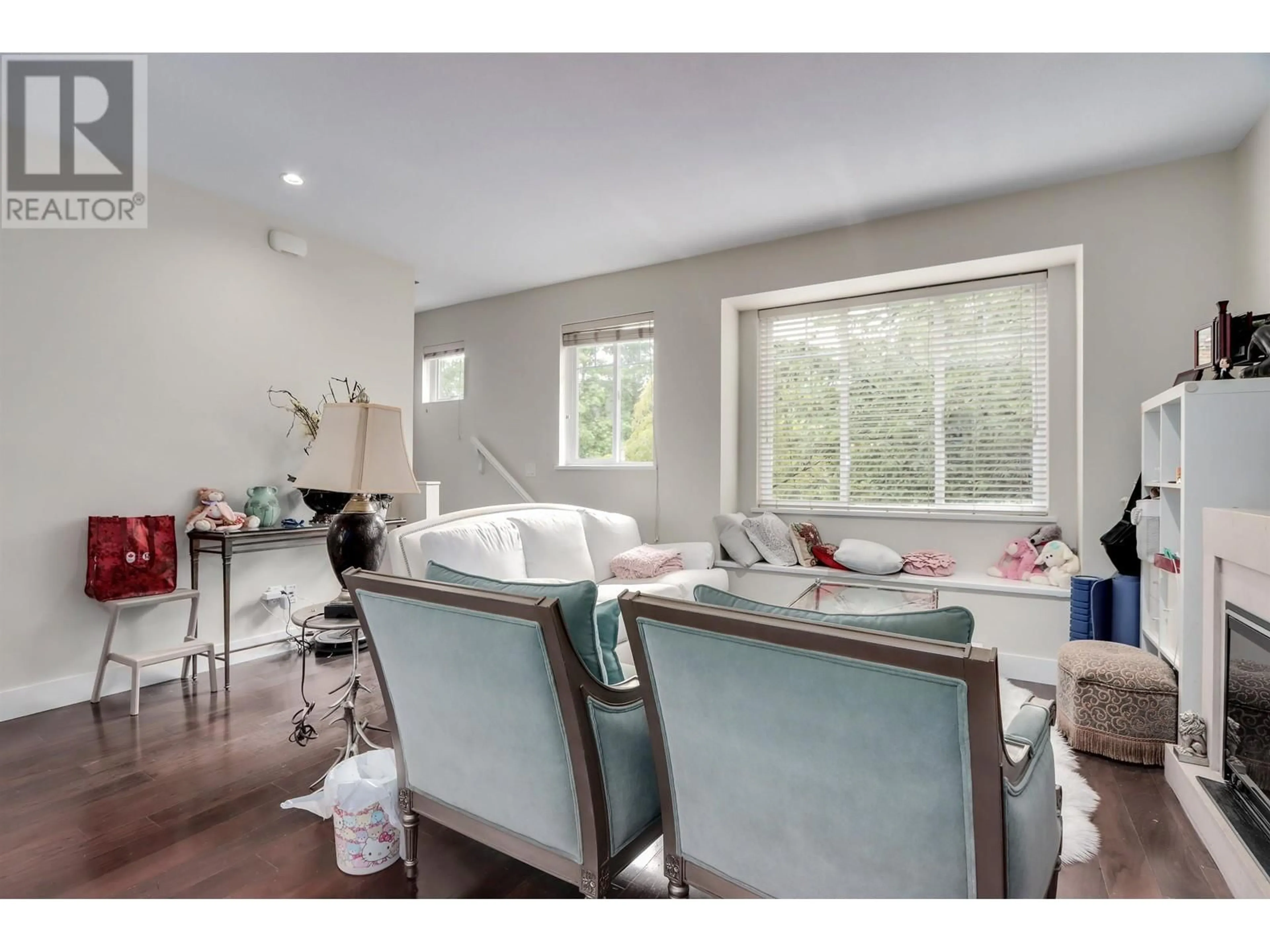 Living room with furniture, wood/laminate floor for 27 - 9628 FERNDALE ROAD, Richmond British Columbia V6Y1X3