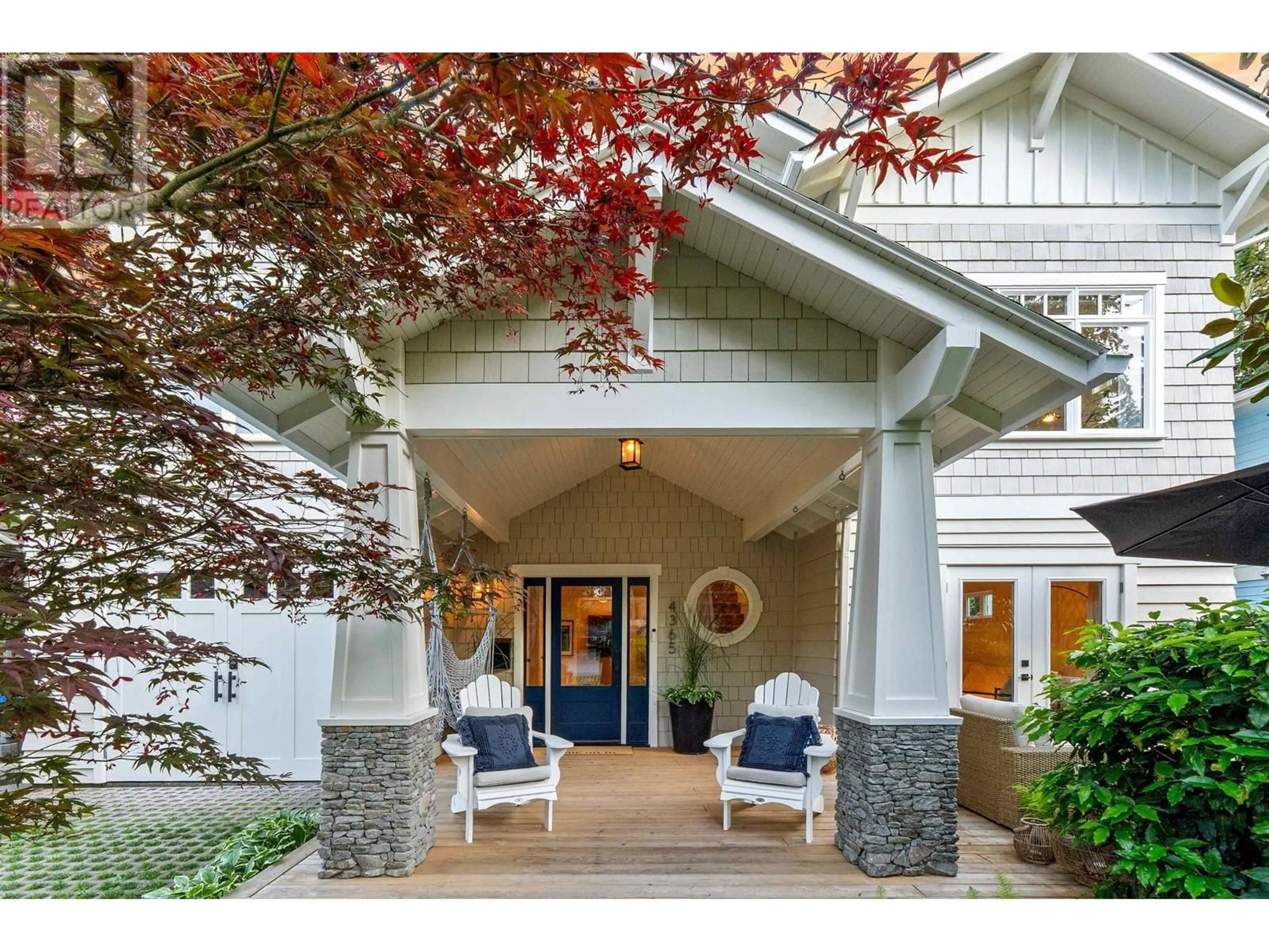 Indoor foyer for 4365 RAEBURN STREET, North Vancouver British Columbia V7G1K1