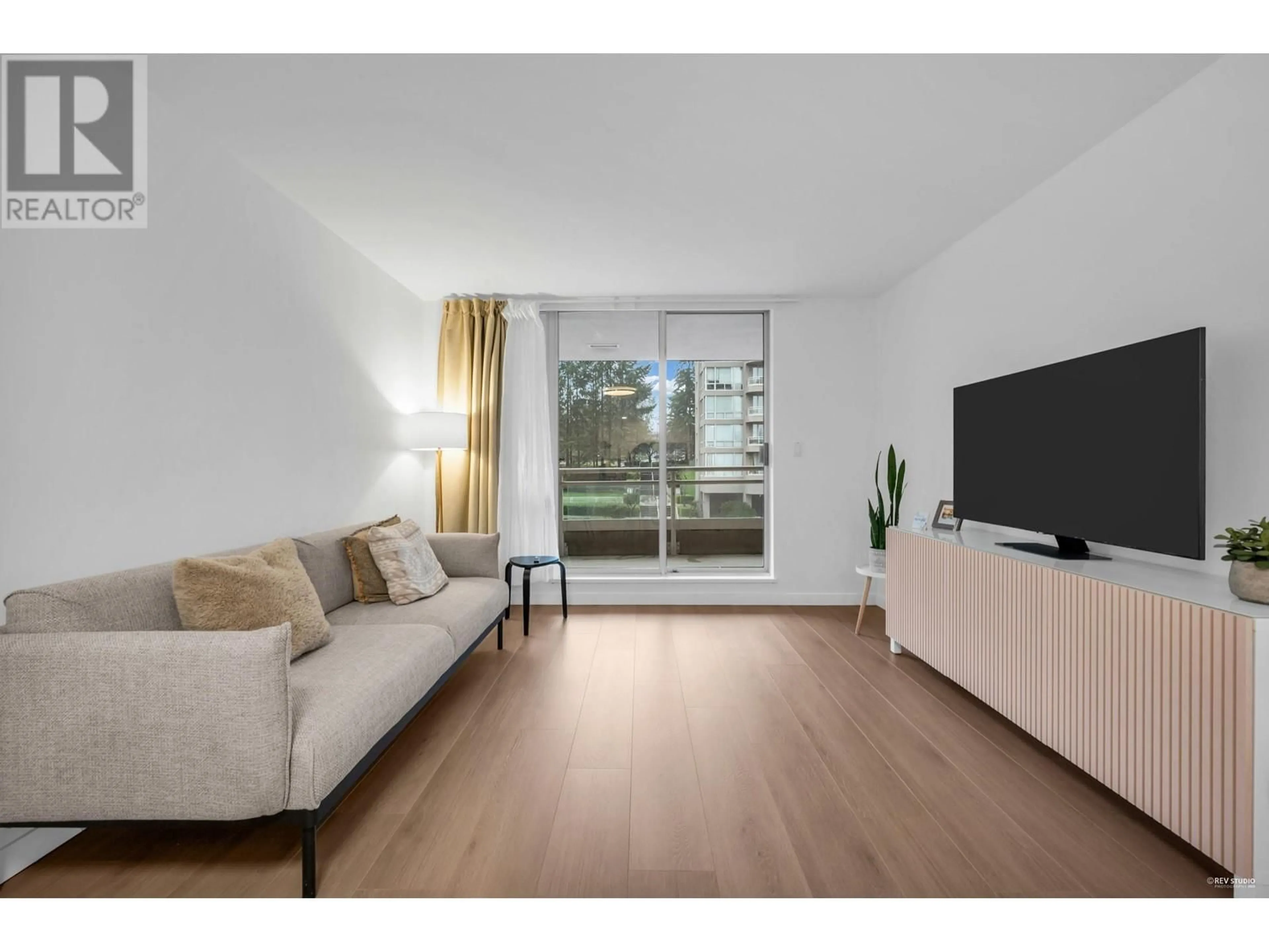 Living room with furniture, wood/laminate floor for 201 - 9623 MANCHESTER DRIVE, Burnaby British Columbia V3N4Y8