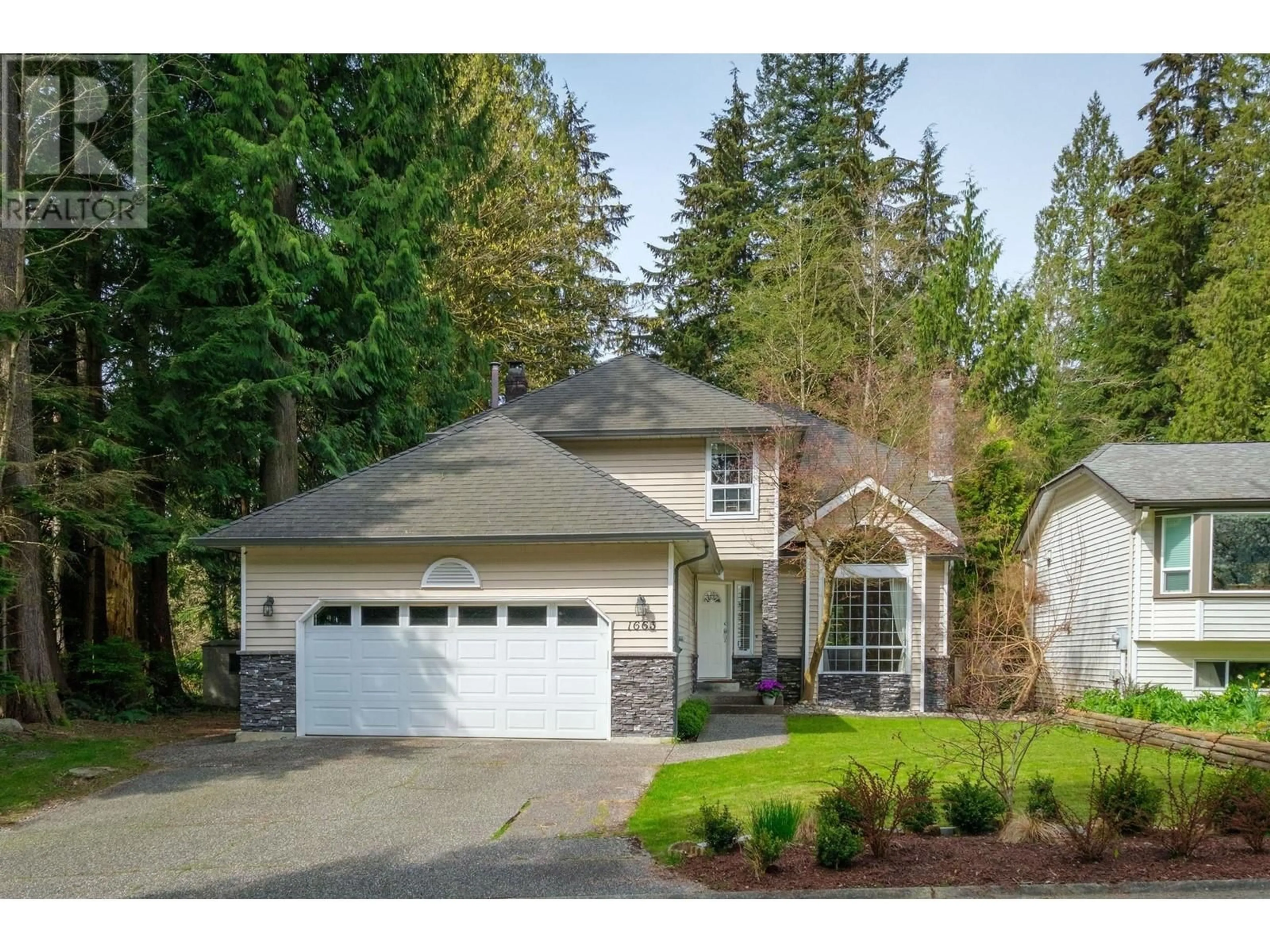 Home with vinyl exterior material, street for 1663 CASCADE COURT, North Vancouver British Columbia V7G2G1