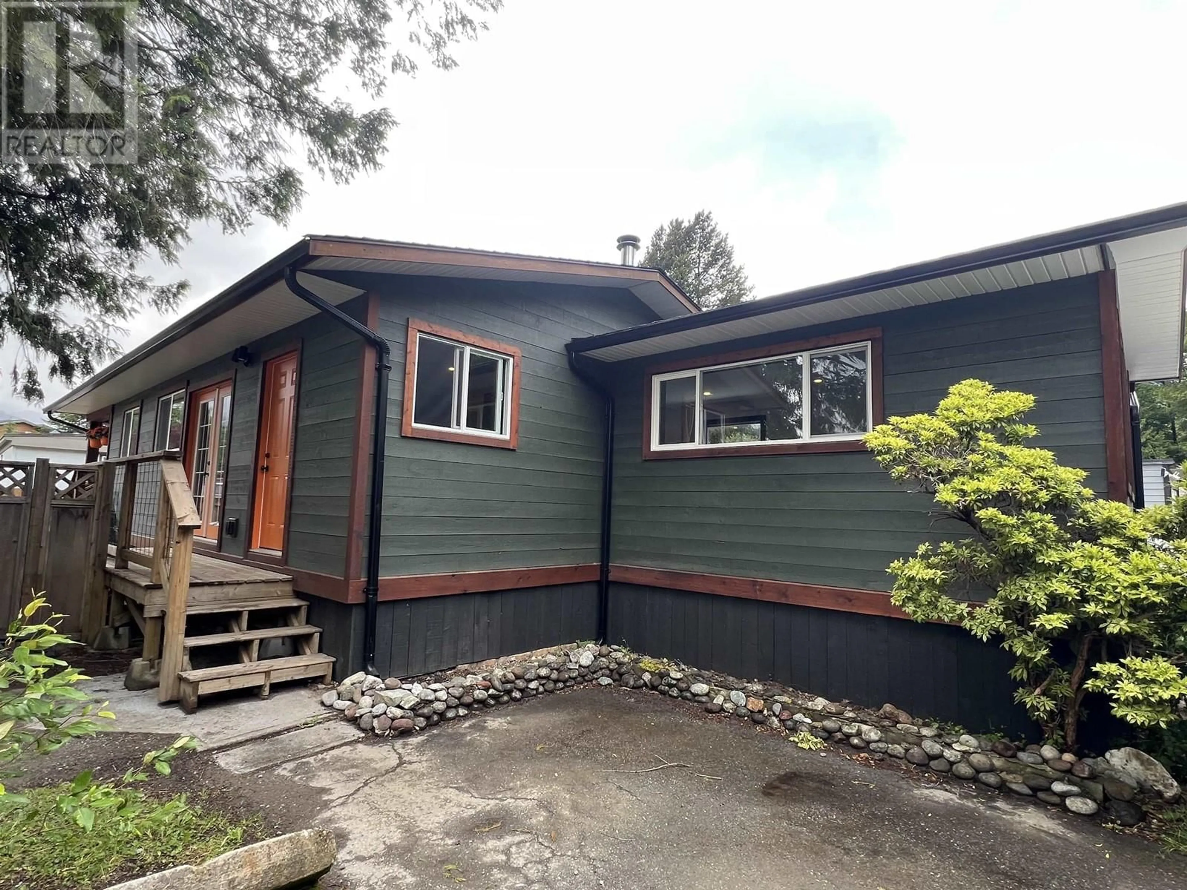 Home with vinyl exterior material, street for 26 - 40157 GOVERNMENT ROAD, Squamish British Columbia V8B0N7