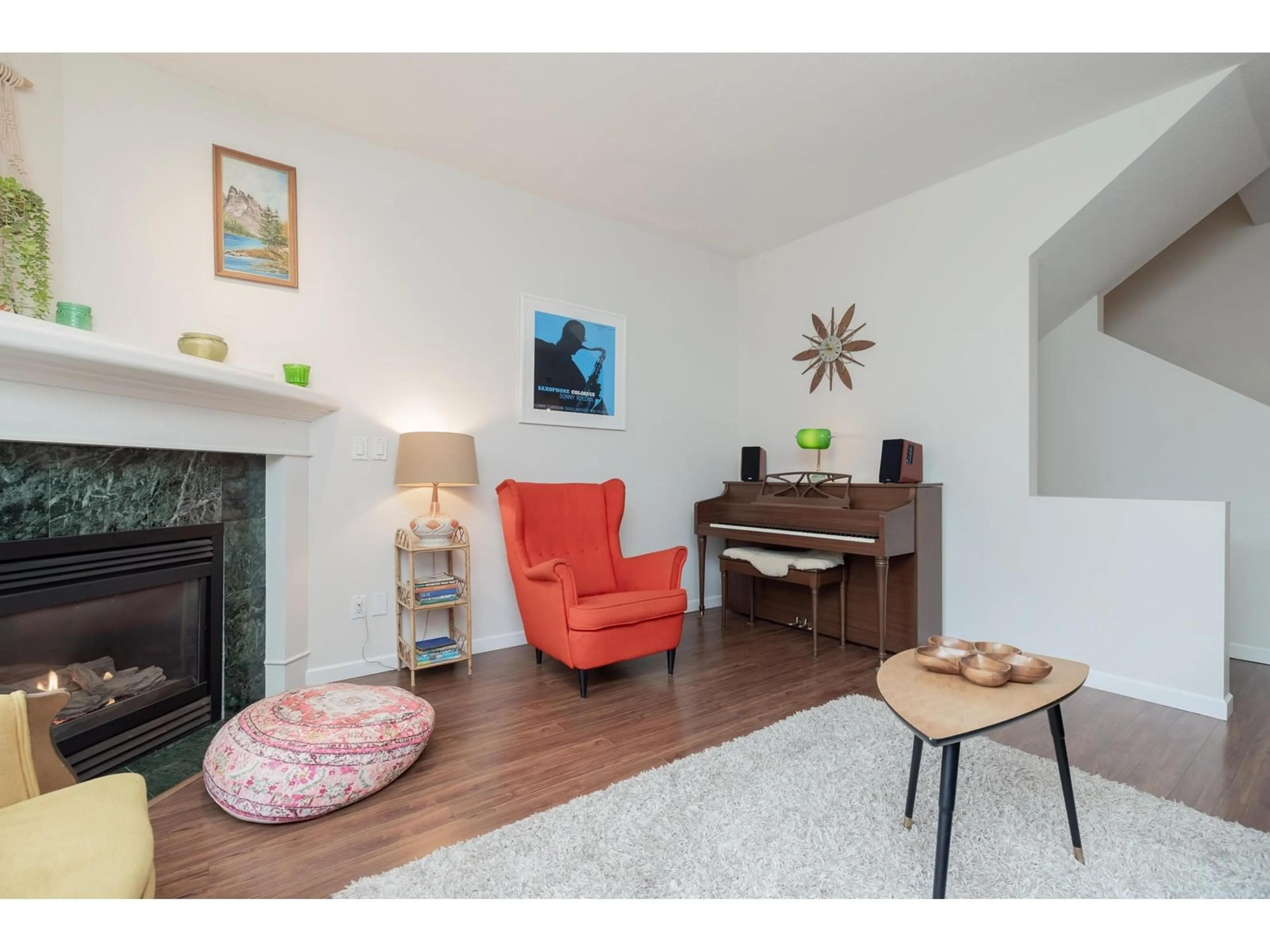 Living room with furniture, wood/laminate floor for 121 - 20820 87, Langley British Columbia V1M3W5