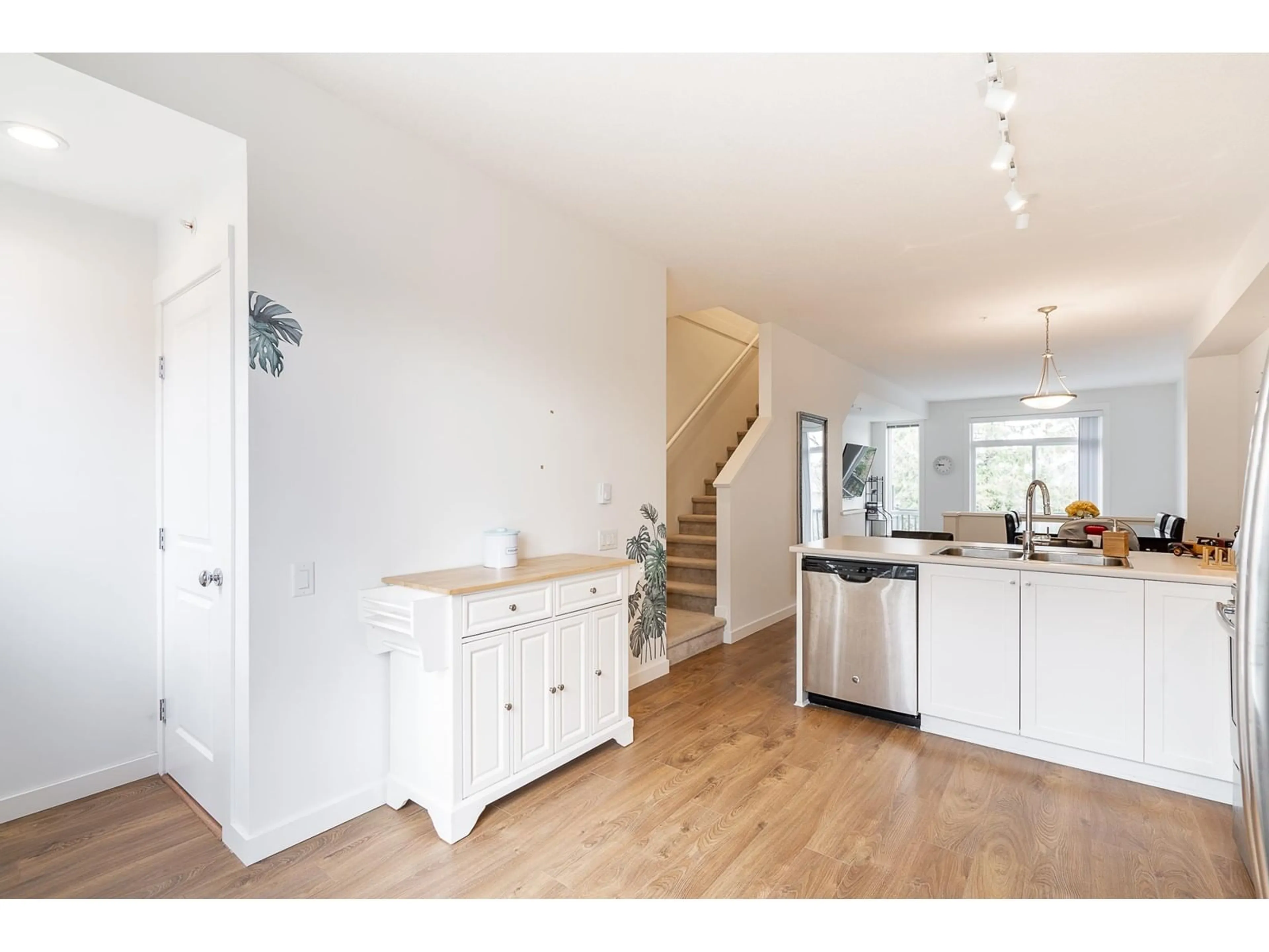 Open concept kitchen, wood/laminate floor for 76 - 8476 207A, Langley British Columbia V2Y2B3