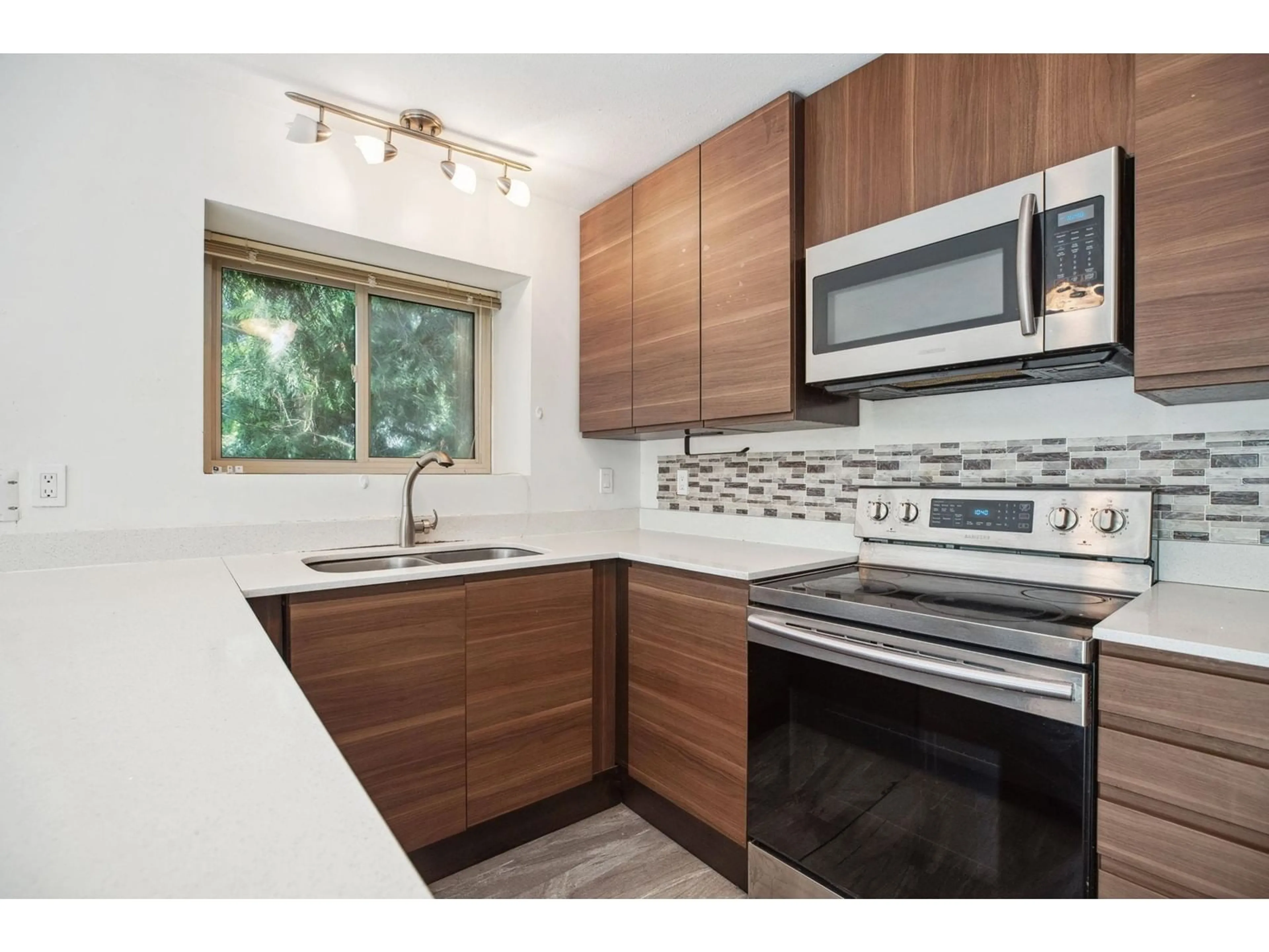 Standard kitchen, unknown for 1568 161, Surrey British Columbia V4A4X8