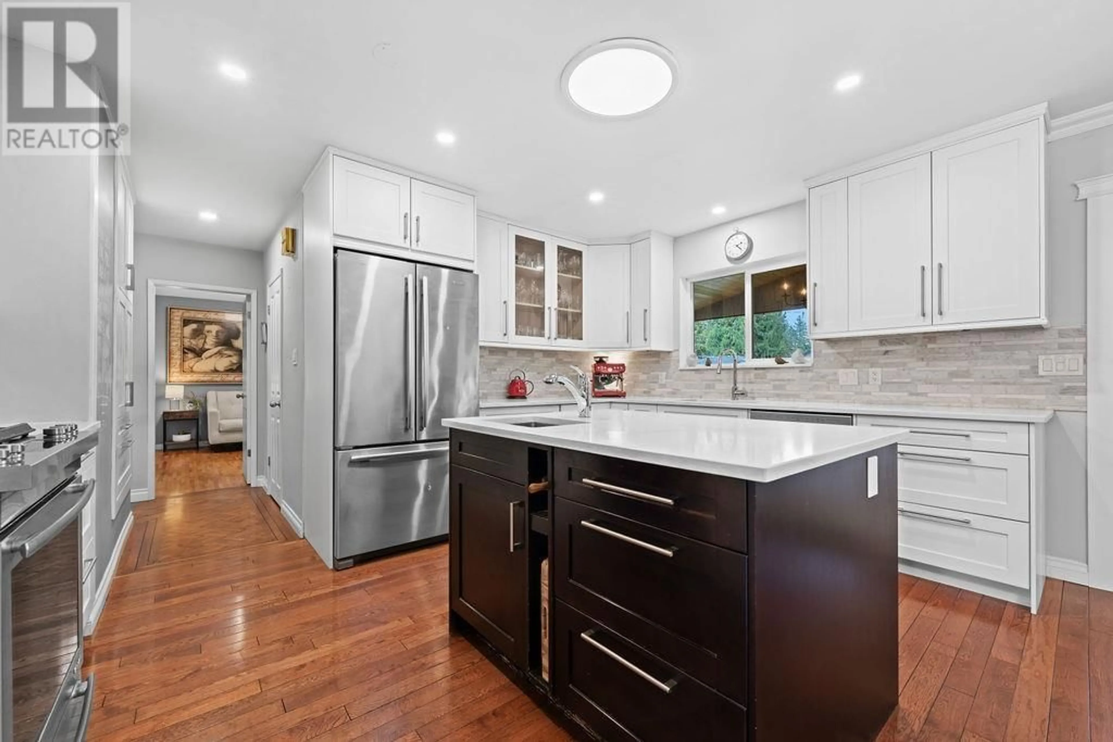 Contemporary kitchen, unknown for 549 22ND STREET, North Vancouver British Columbia V7M2A6