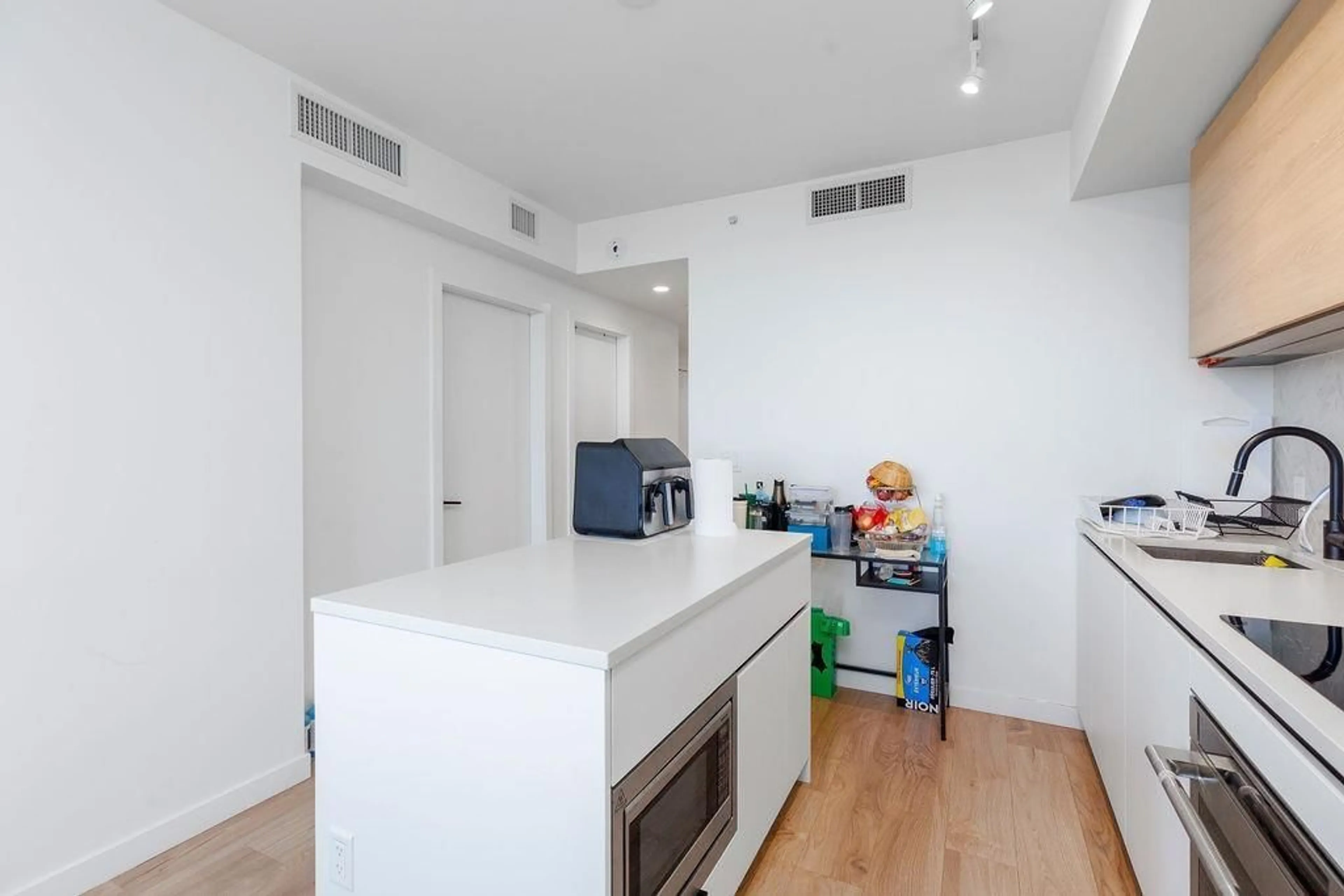 Standard kitchen, unknown for 2601 - 10448 UNIVERSITY, Surrey British Columbia V0V0V0