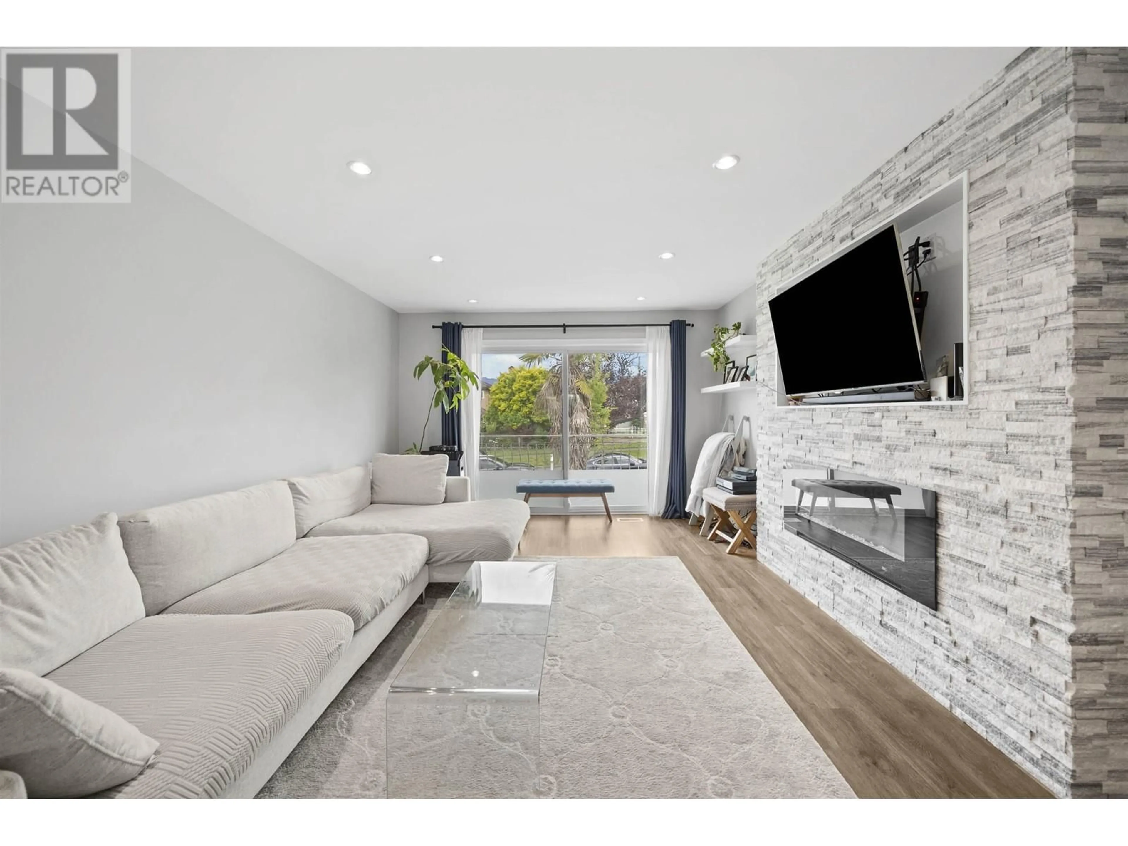Living room with furniture, unknown for 3160 6TH AVENUE, Vancouver British Columbia V5M1S5