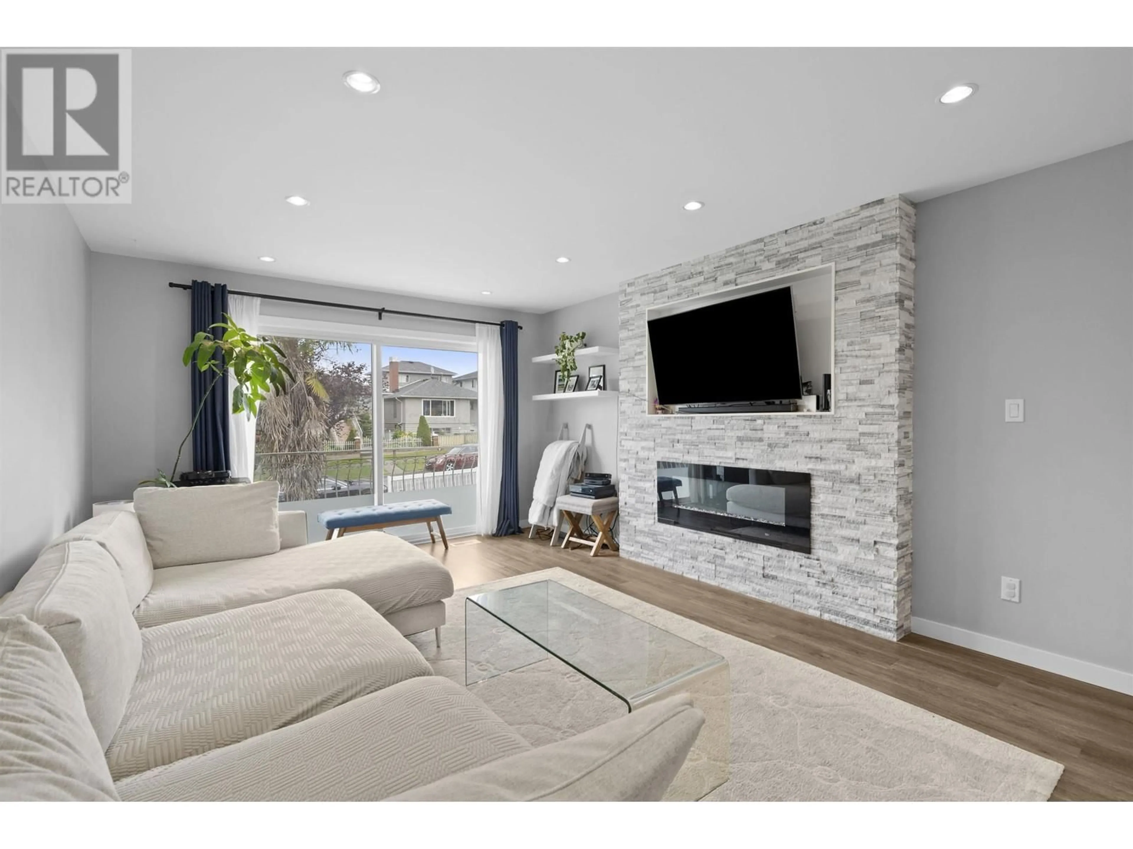 Living room with furniture, unknown for 3160 6TH AVENUE, Vancouver British Columbia V5M1S5