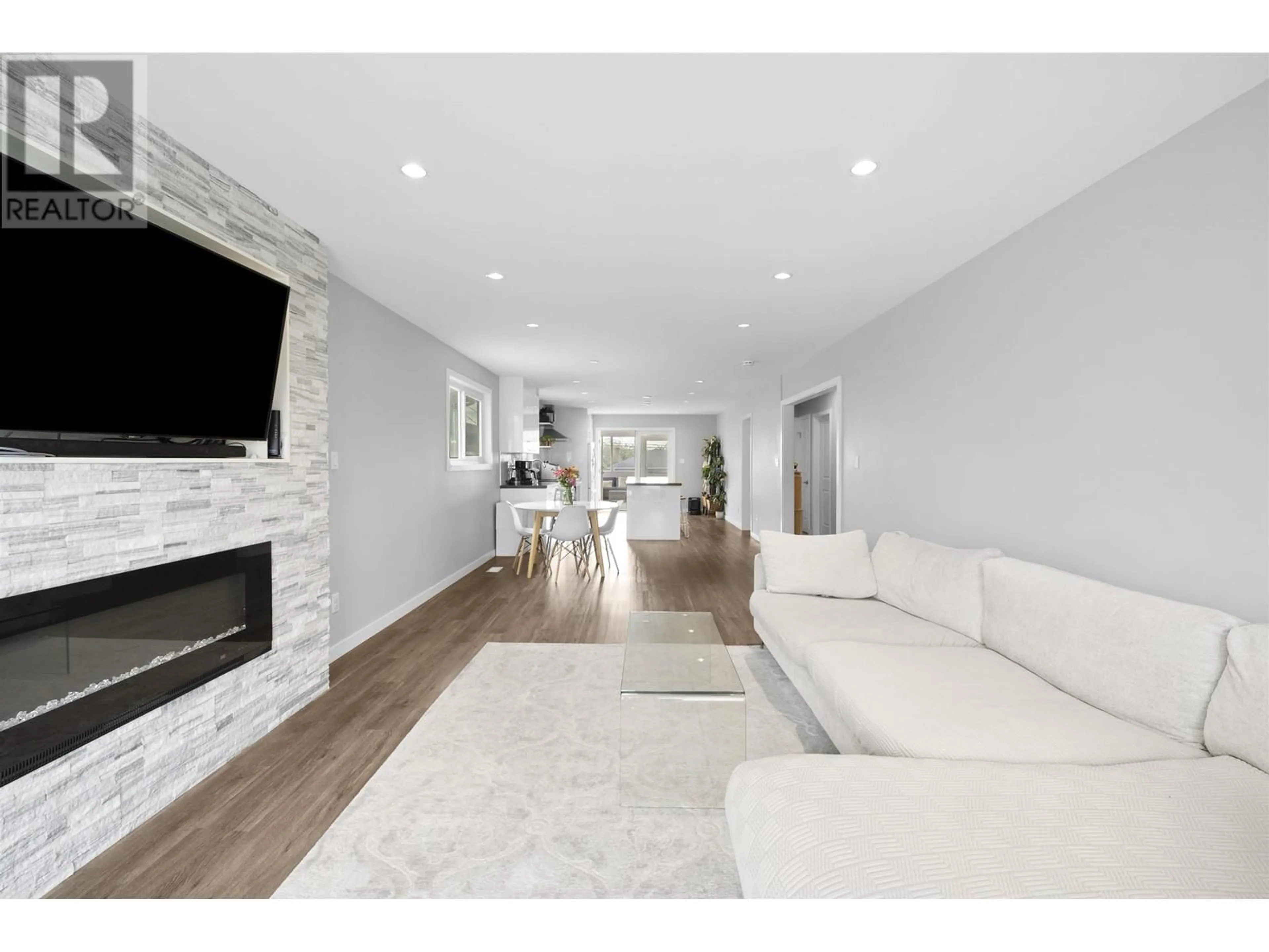 Unknown for 3160 6TH AVENUE, Vancouver British Columbia V5M1S5
