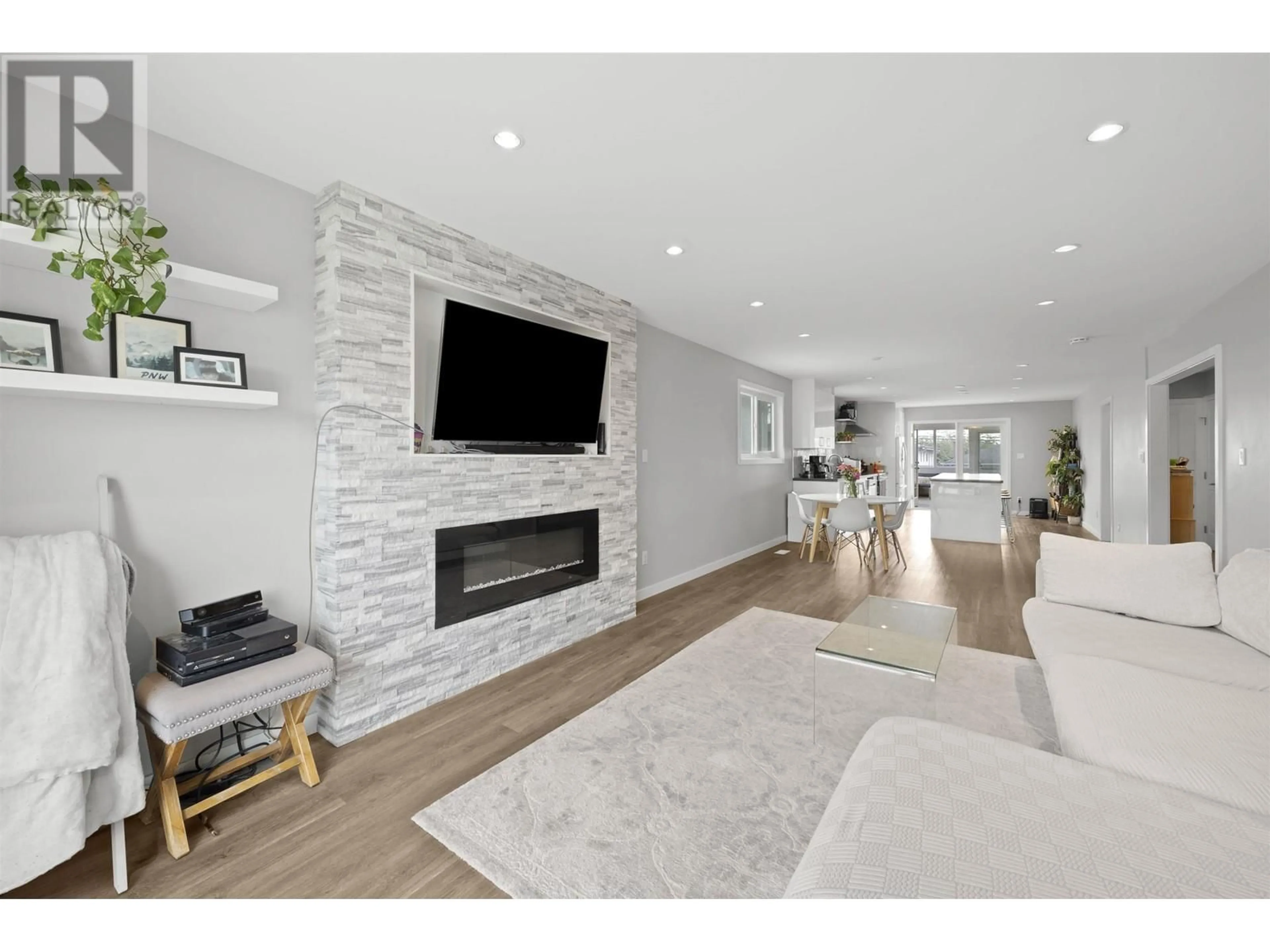 Unknown for 3160 6TH AVENUE, Vancouver British Columbia V5M1S5