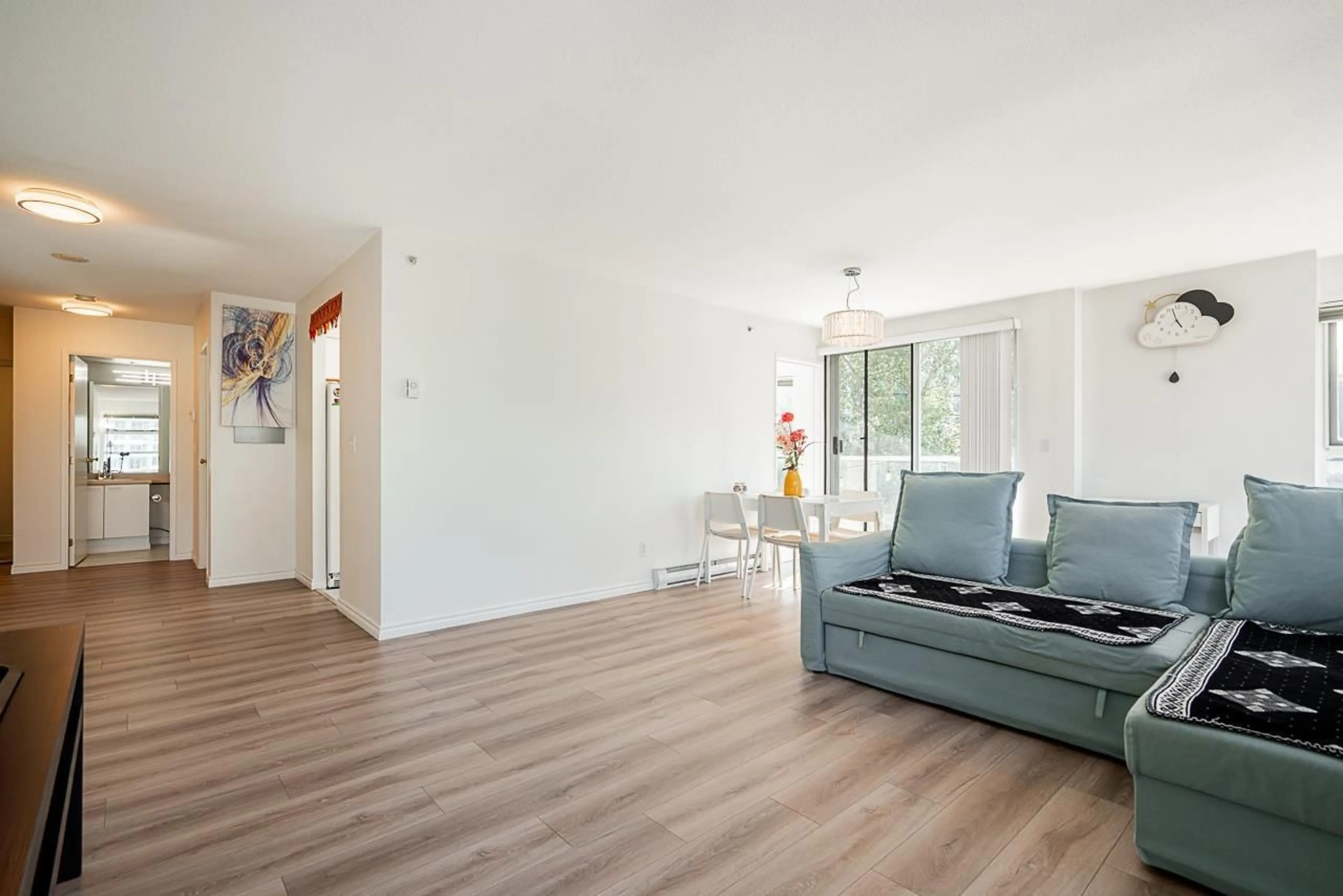 Living room with furniture, wood/laminate floor for 708 - 9830 WHALLEY, Surrey British Columbia V3T5S7