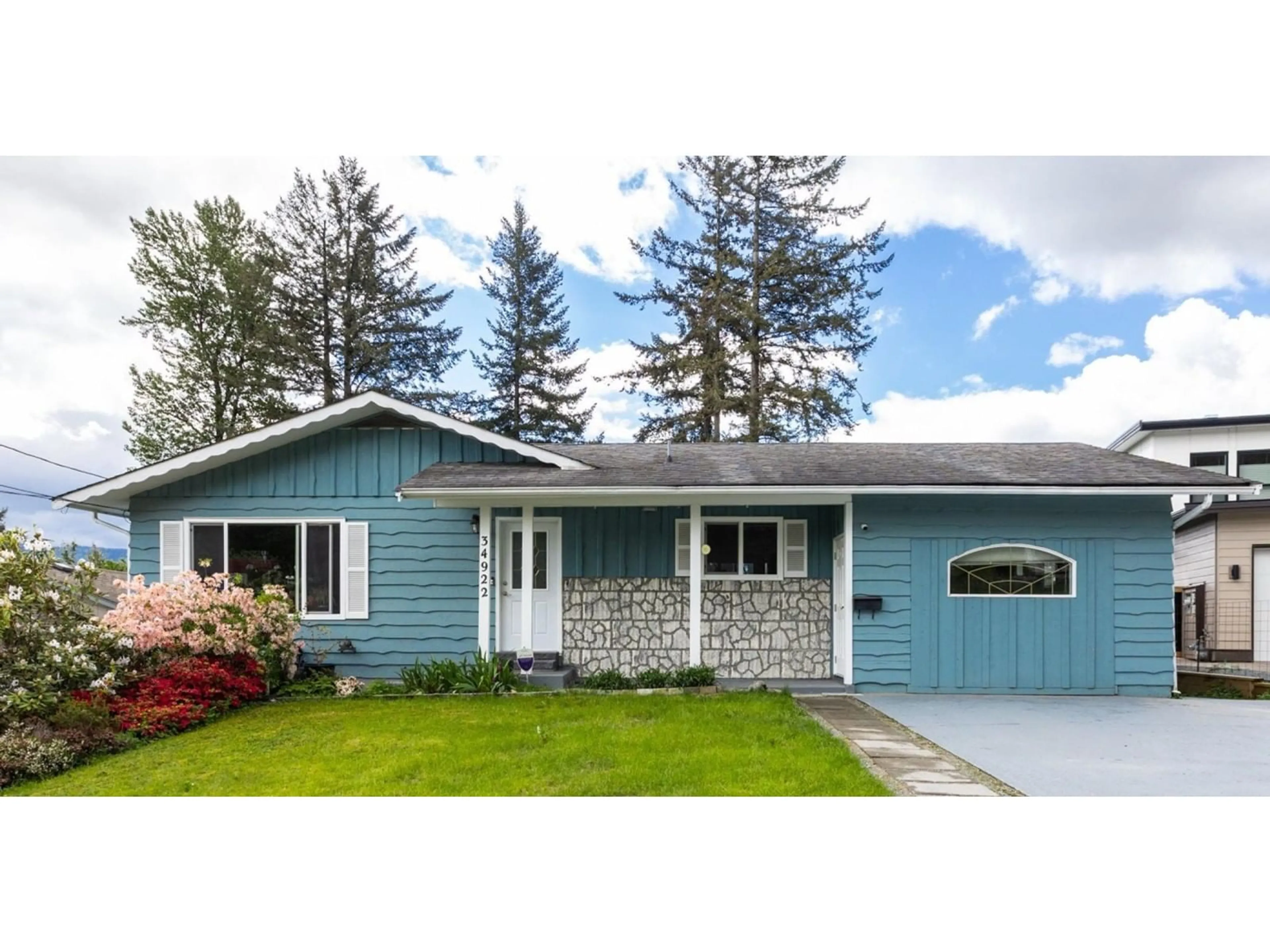 Home with vinyl exterior material, street for 34922 DOUGLAS, Mission British Columbia V2V6S3