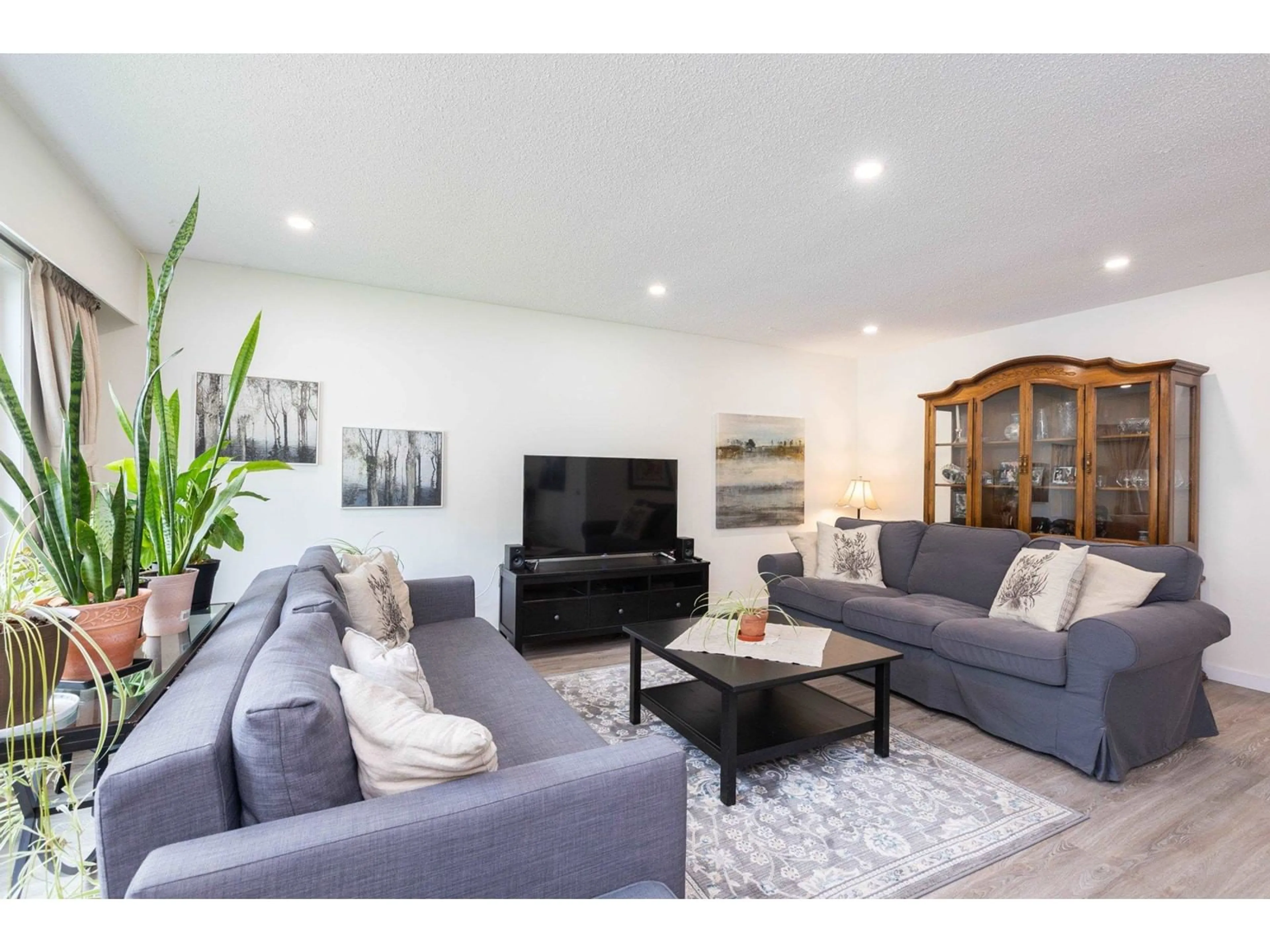 Living room with furniture, wood/laminate floor for 34922 DOUGLAS, Mission British Columbia V2V6S3