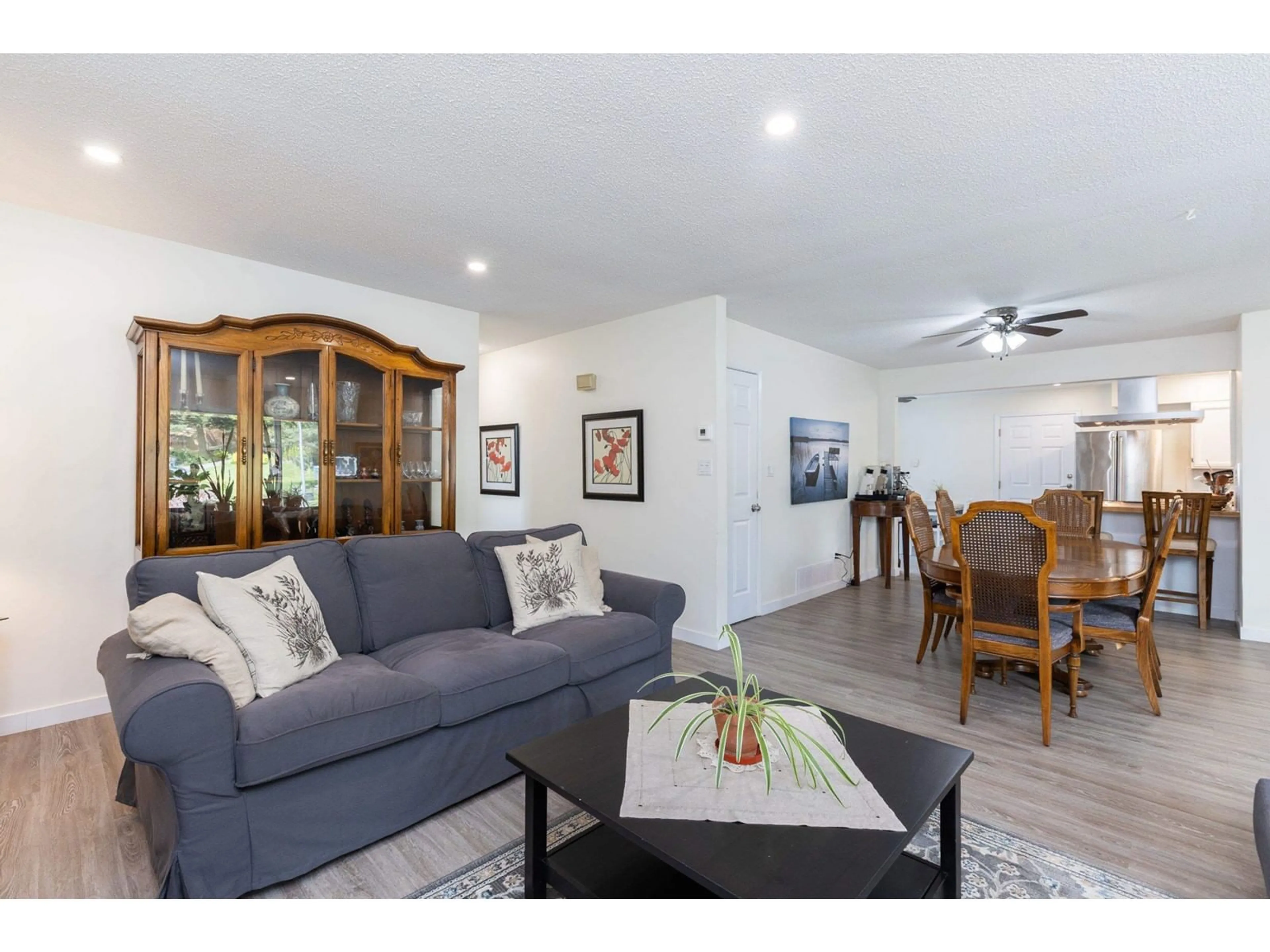 Living room with furniture, unknown for 34922 DOUGLAS, Mission British Columbia V2V6S3
