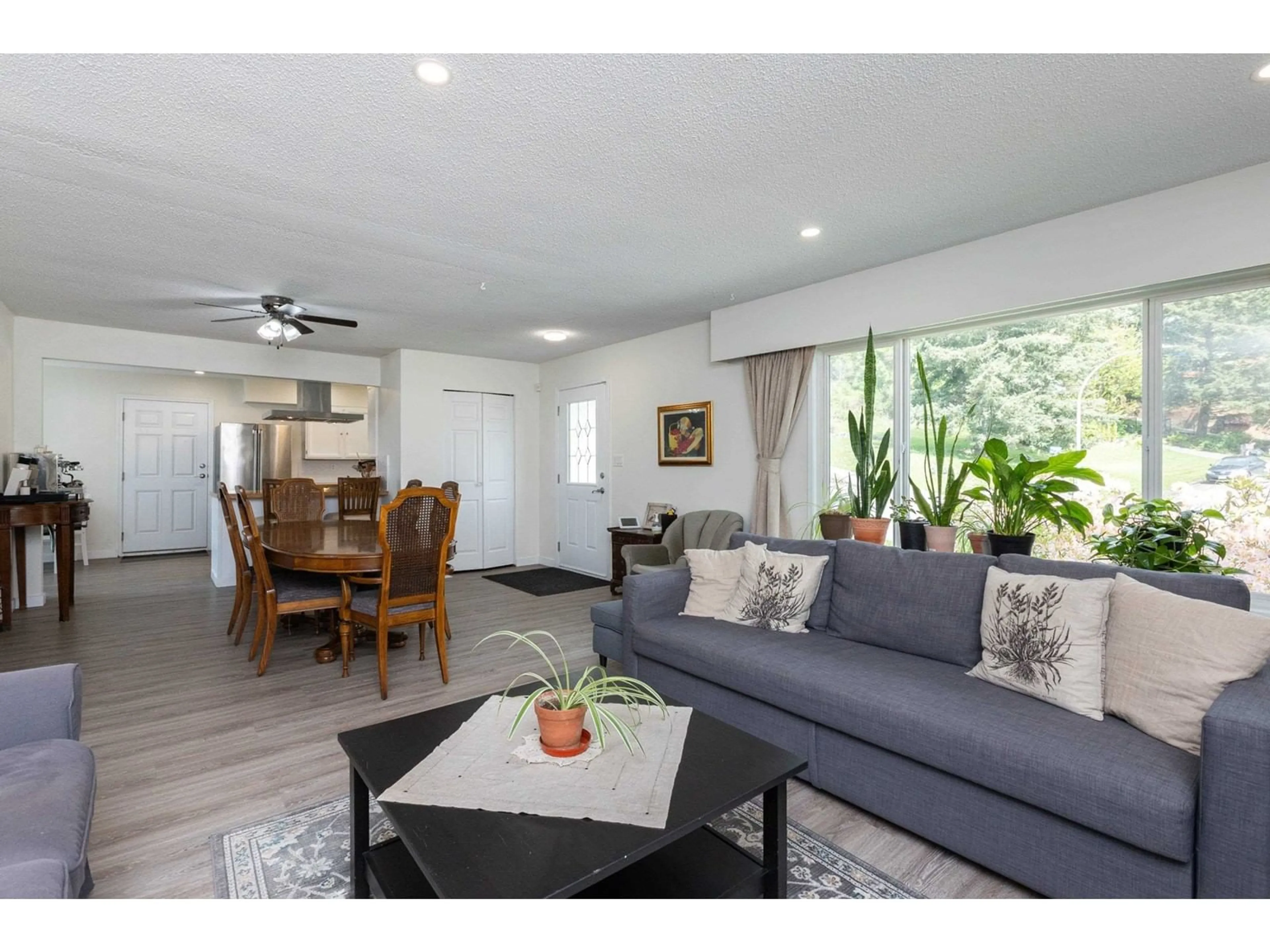 Living room with furniture, wood/laminate floor for 34922 DOUGLAS, Mission British Columbia V2V6S3