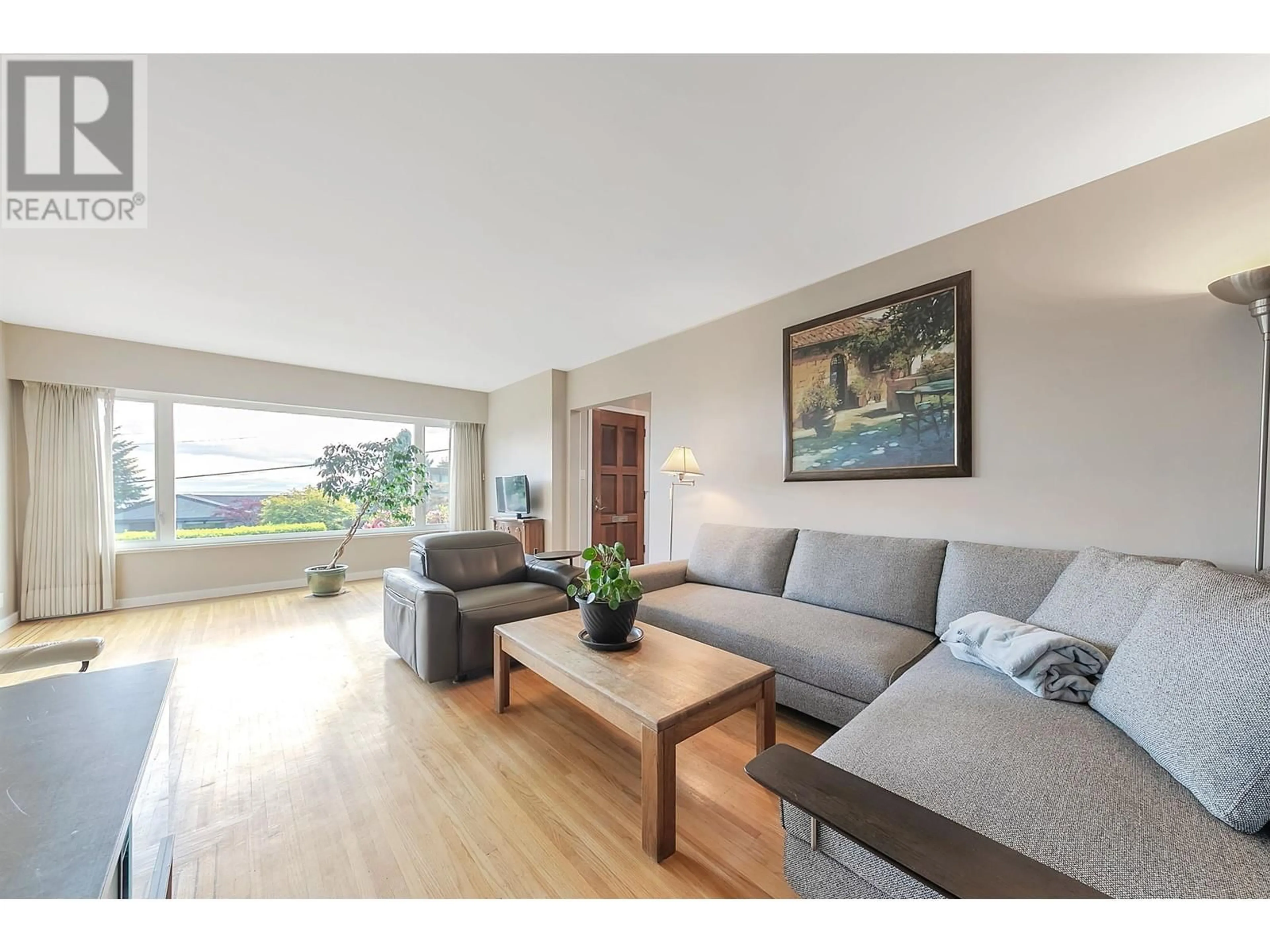Living room with furniture, wood/laminate floor for 480 SAVILLE CRESCENT, North Vancouver British Columbia V7N3B1