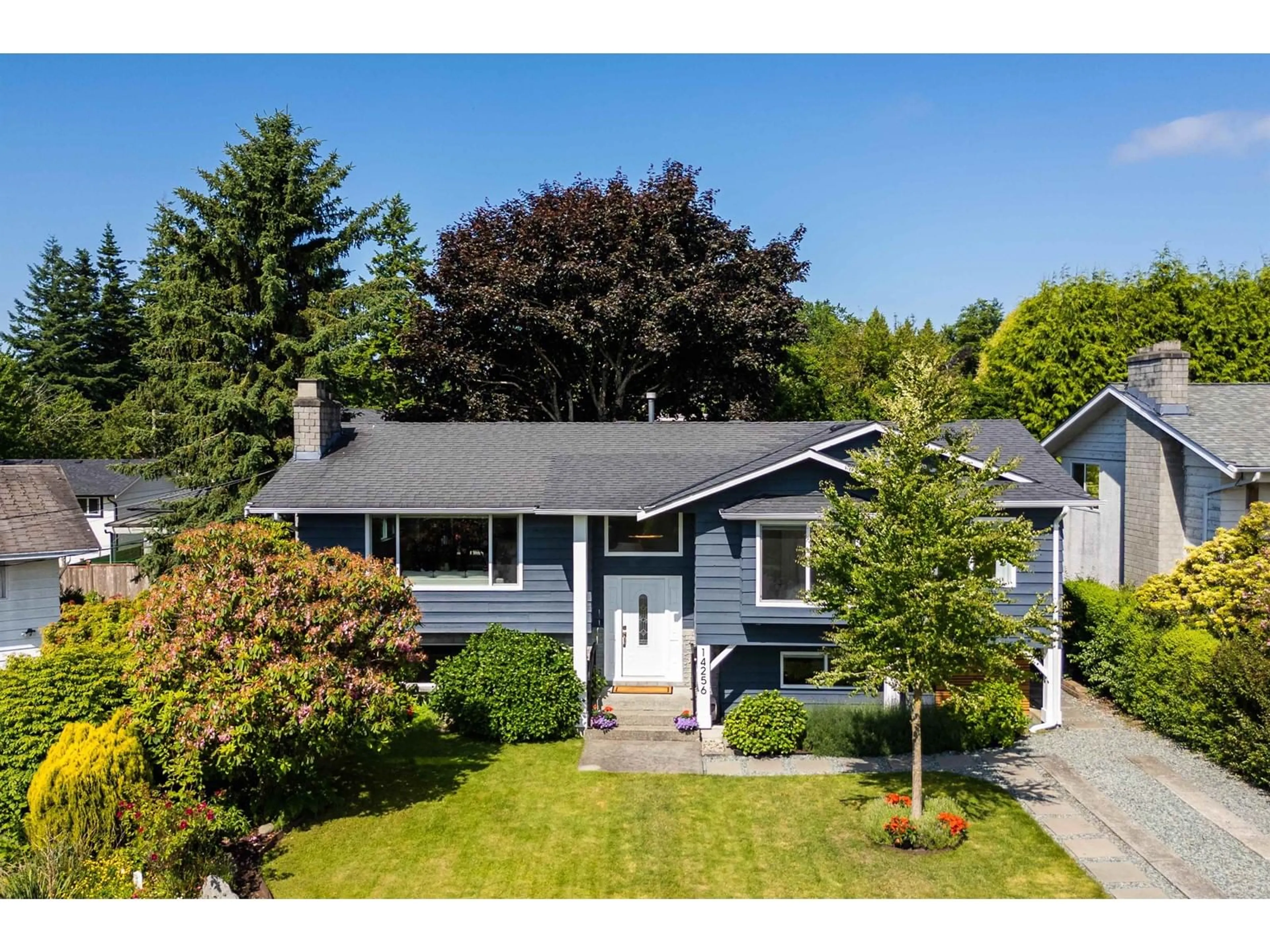 Home with vinyl exterior material, street for 14256 PARK, White Rock British Columbia V4B3A6