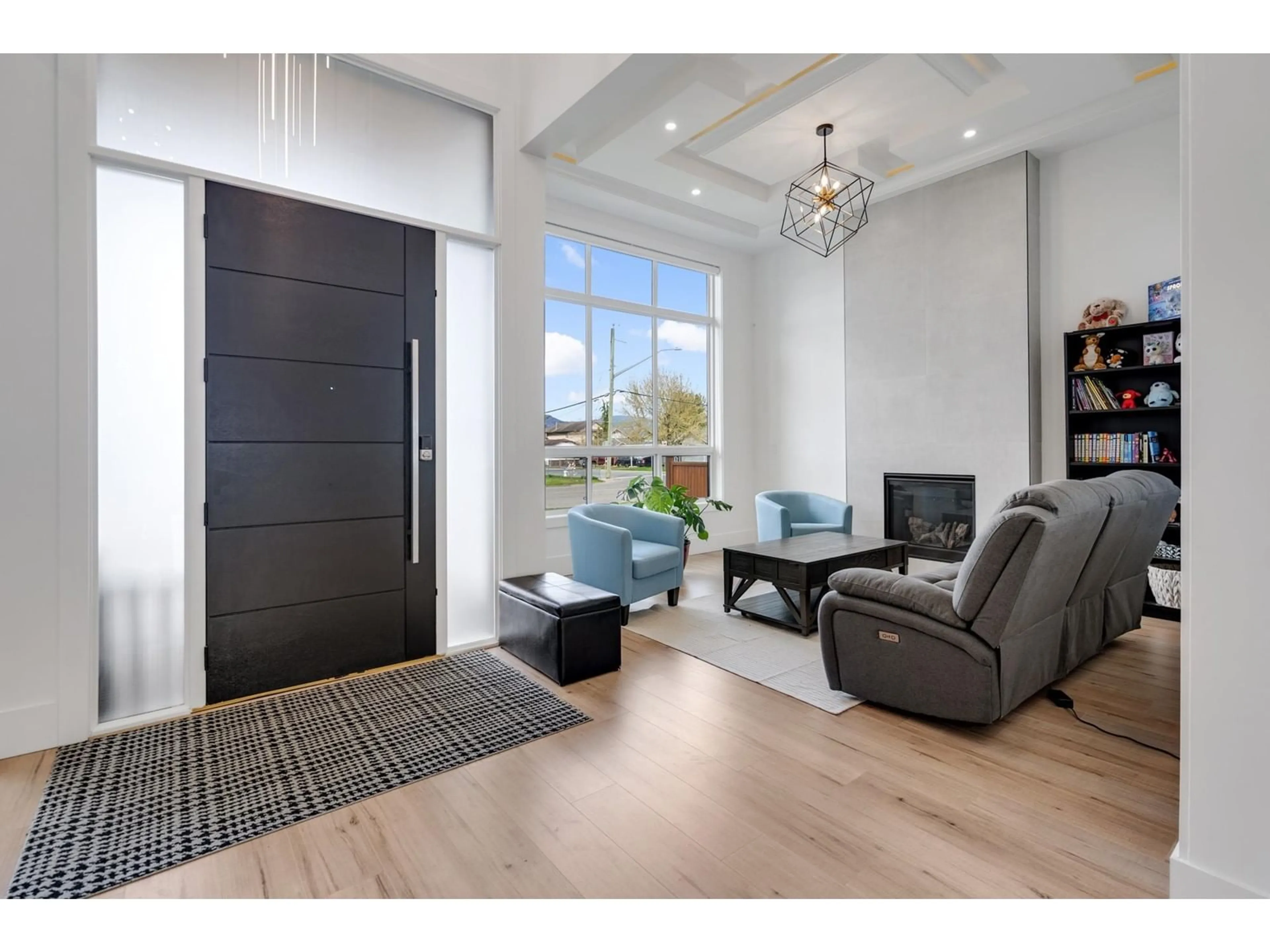 Indoor entryway for 34680 2, Abbotsford British Columbia V2S8C2