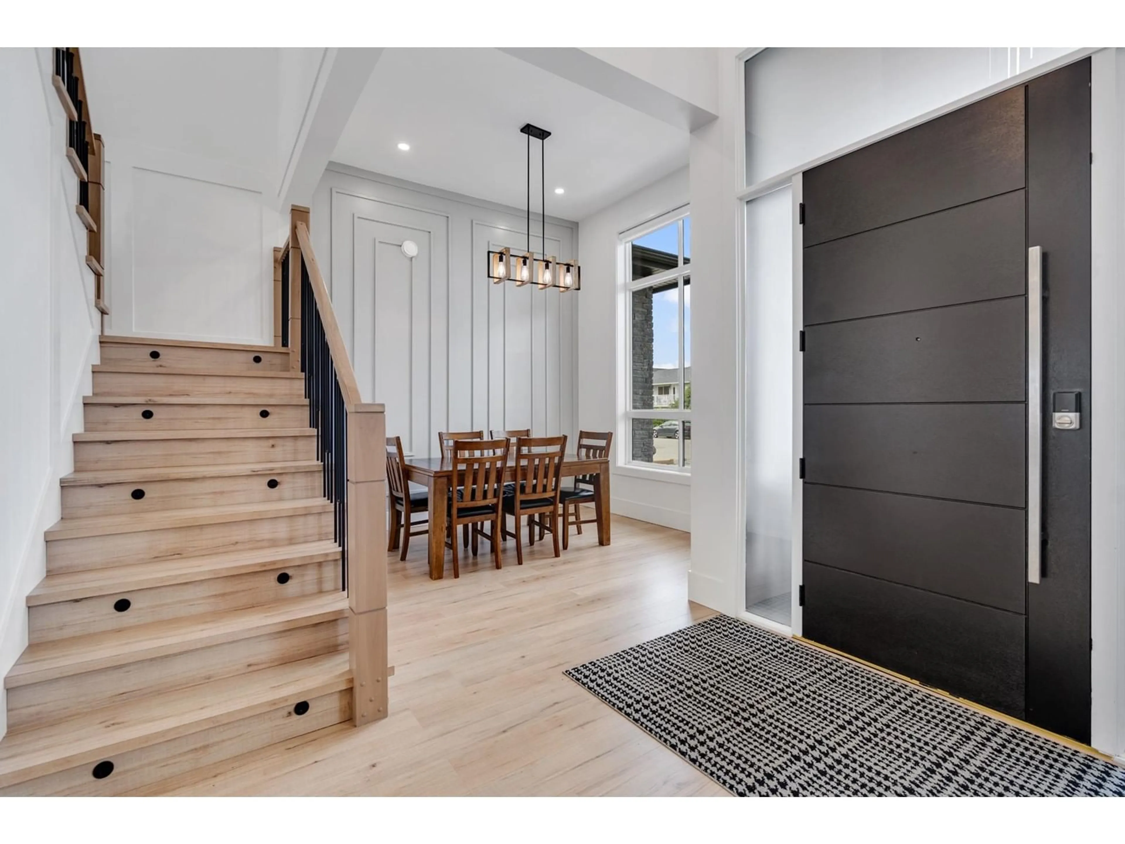 Indoor entryway for 34680 2, Abbotsford British Columbia V2S8C2