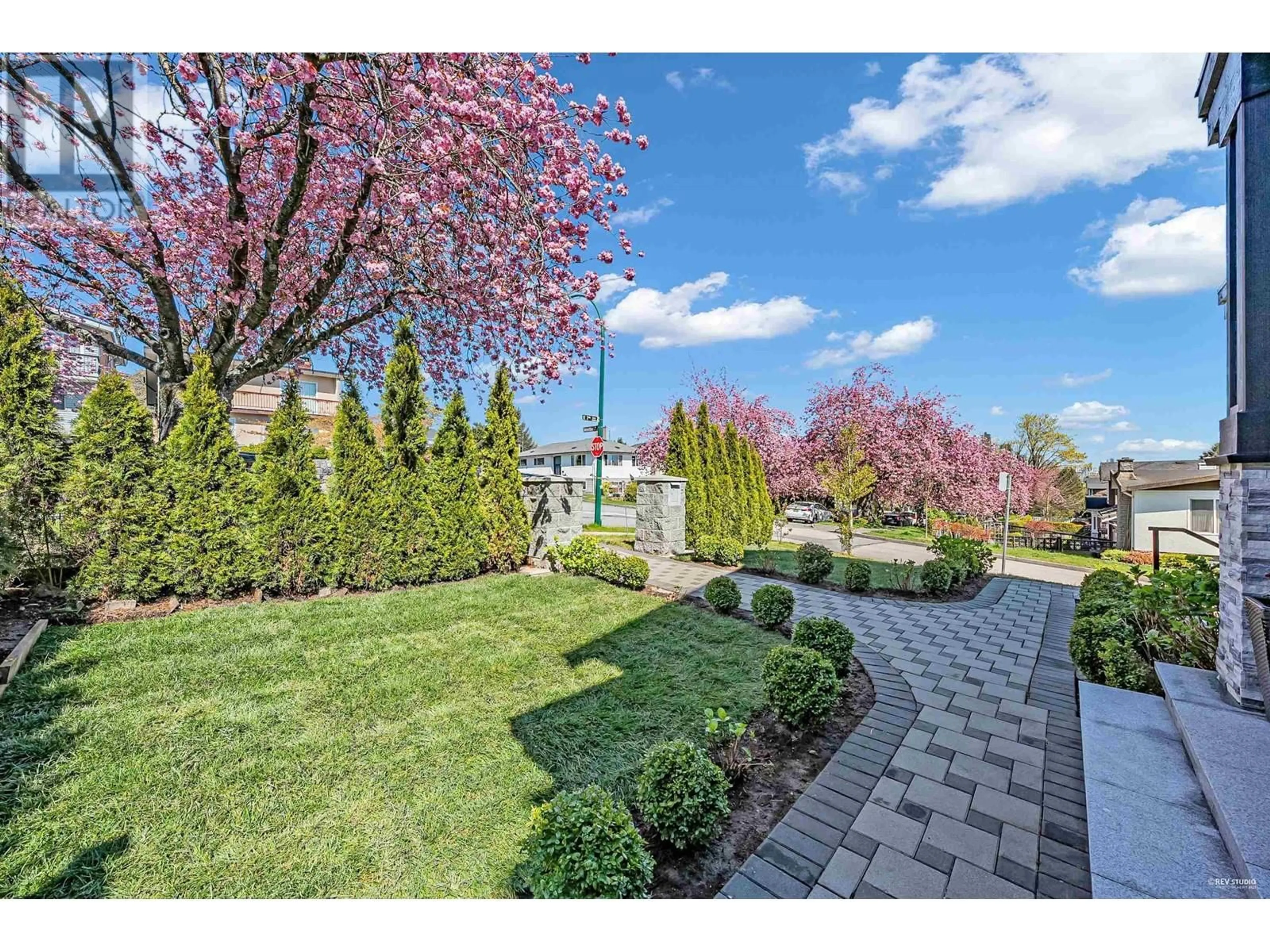 Patio, street for 2996 7TH AVENUE, Vancouver British Columbia V5M1V3