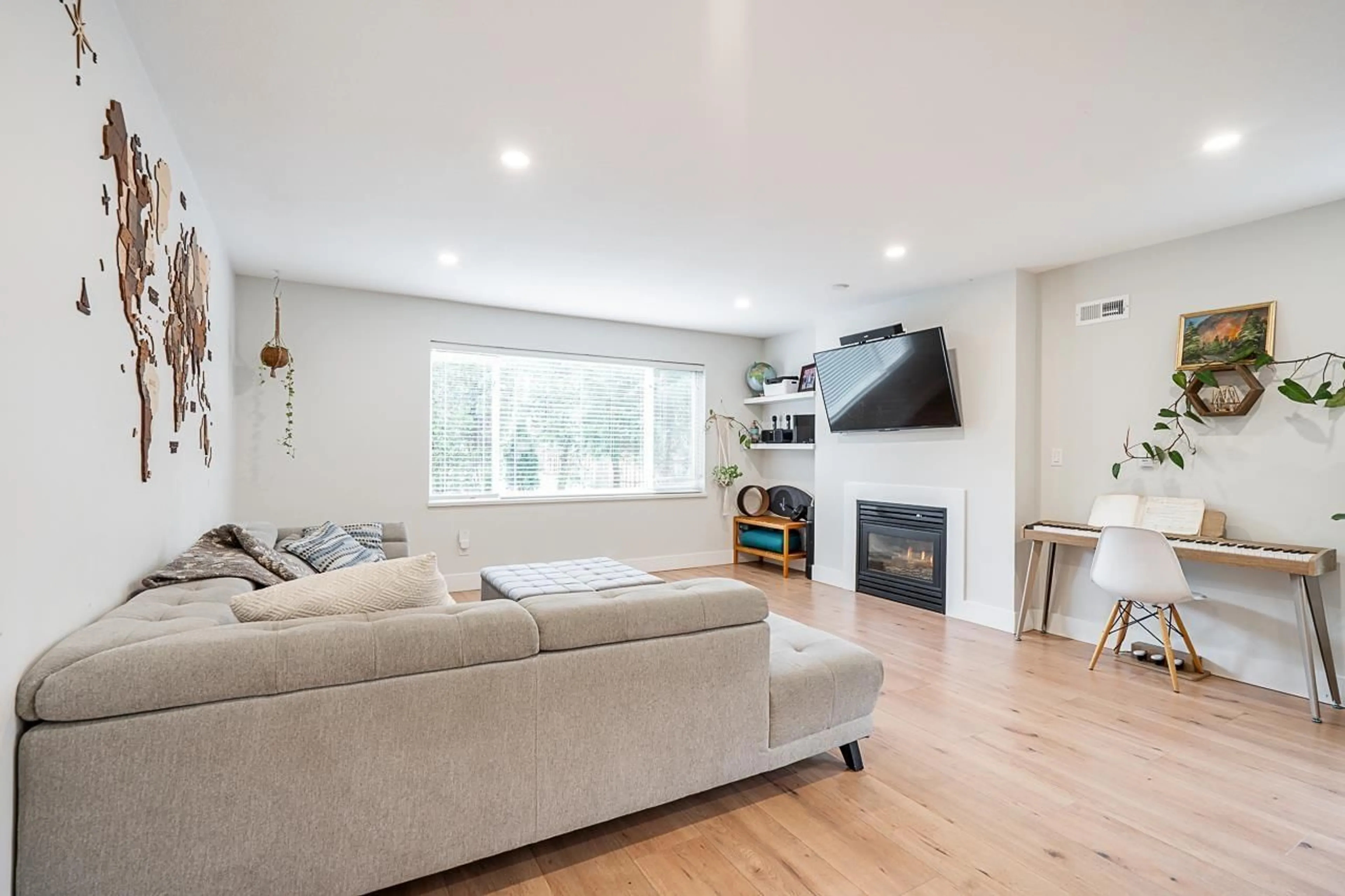 Living room with furniture, wood/laminate floor for 19 - 8338 158, Surrey British Columbia V4N0R3