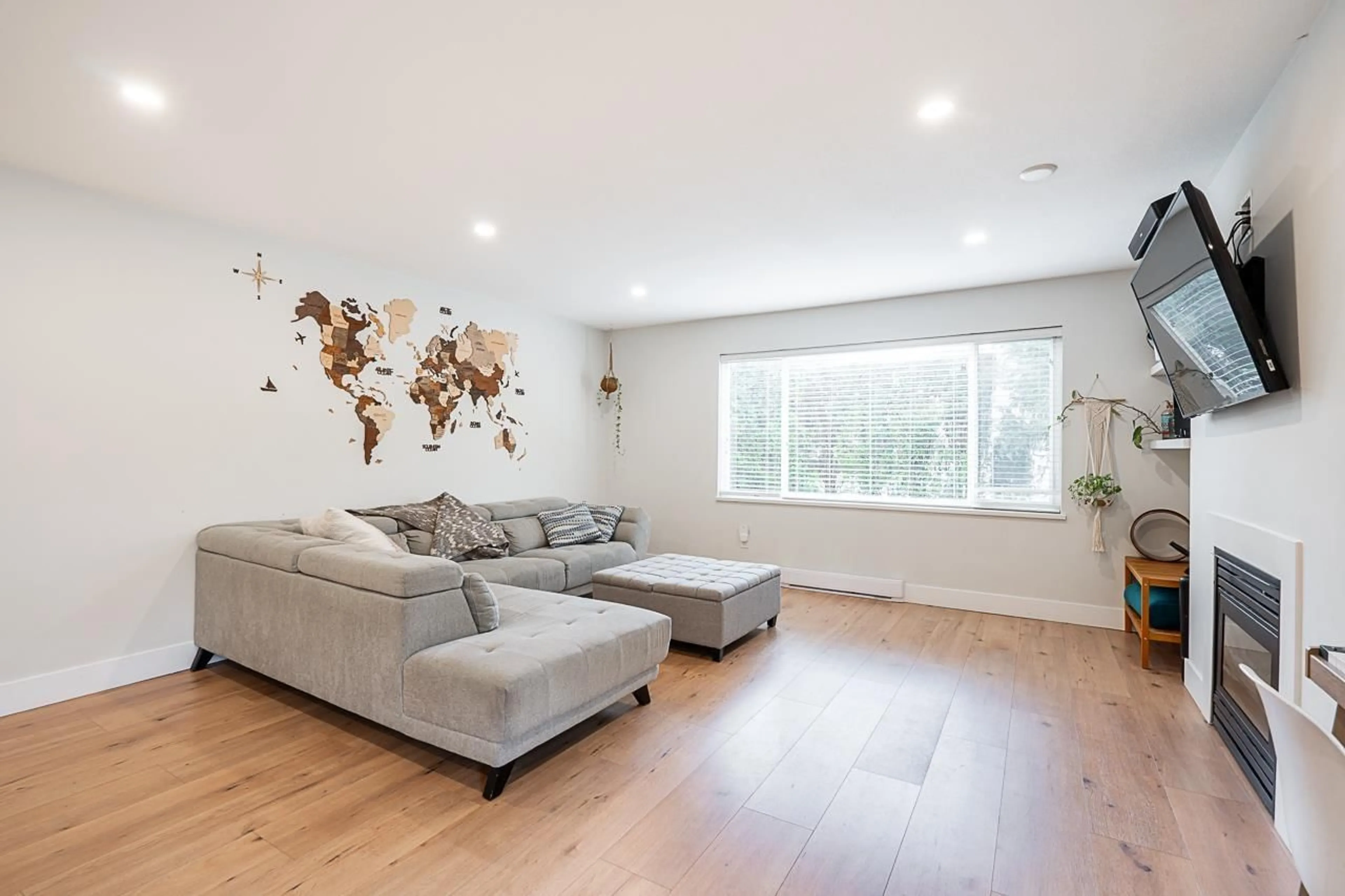 Living room with furniture, wood/laminate floor for 19 - 8338 158, Surrey British Columbia V4N0R3