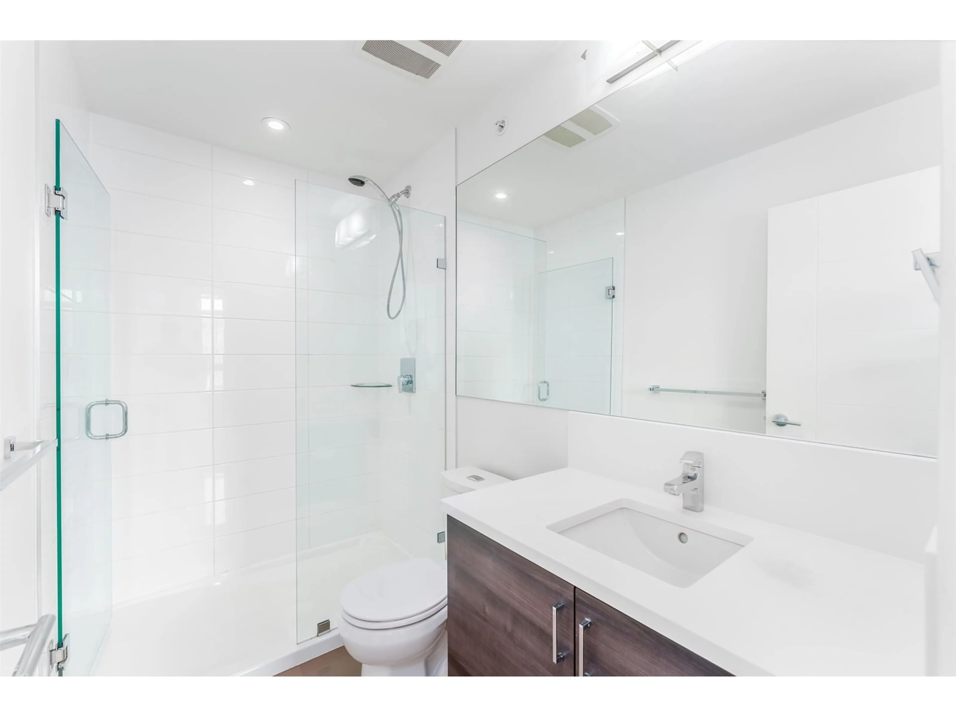 Standard bathroom, unknown for 410 - 13919 FRASER, Surrey British Columbia V3T4E6