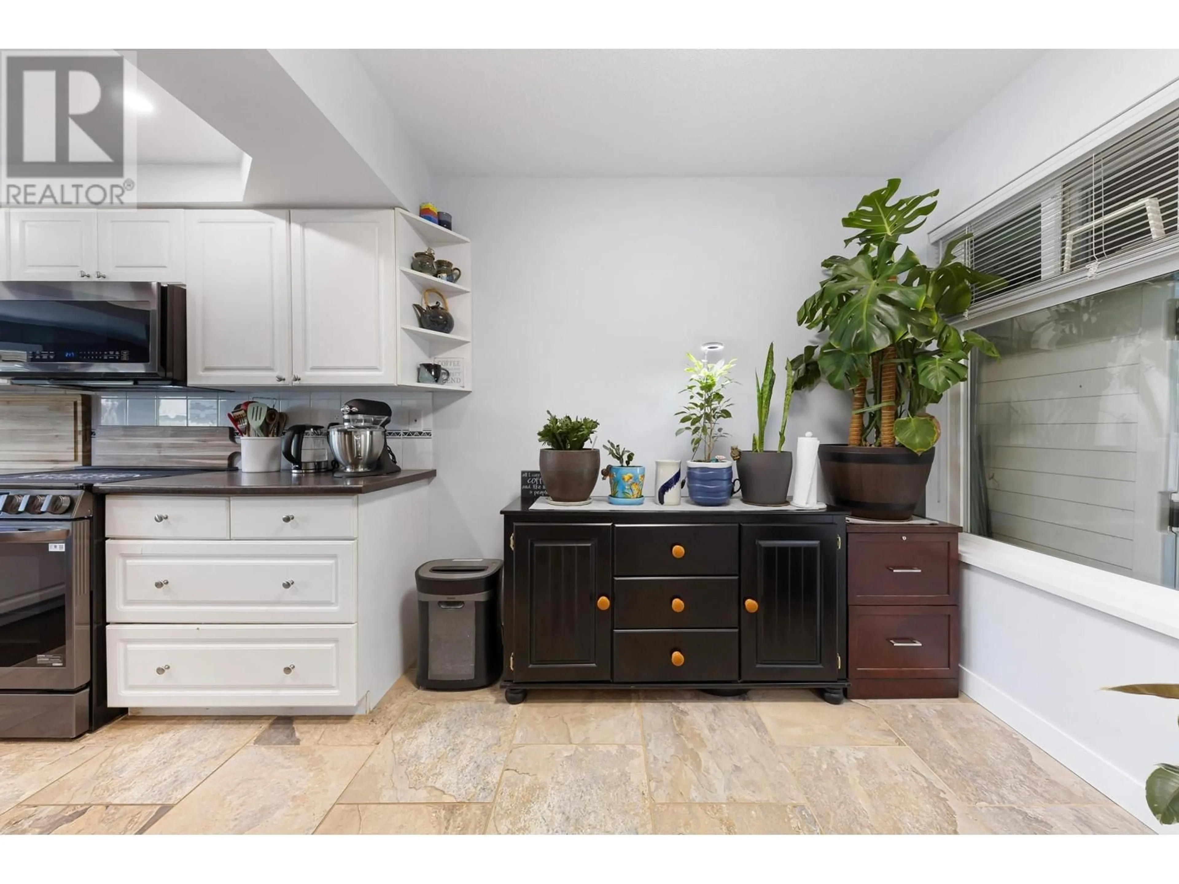 Open concept kitchen, ceramic/tile floor for 70 - 11737 236 STREET, Maple Ridge British Columbia V4R2E5