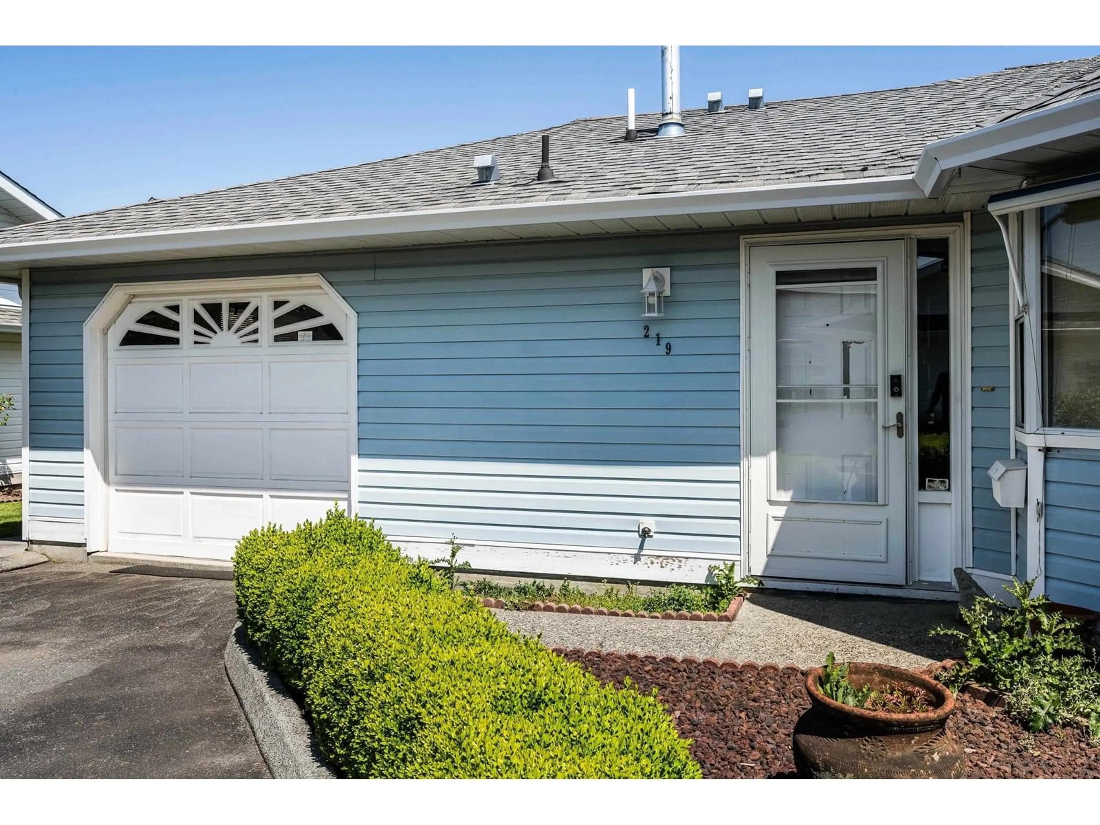 Home with vinyl exterior material, street for 219 - 7610 EVANS ROAD, Chilliwack British Columbia V2R2Z5