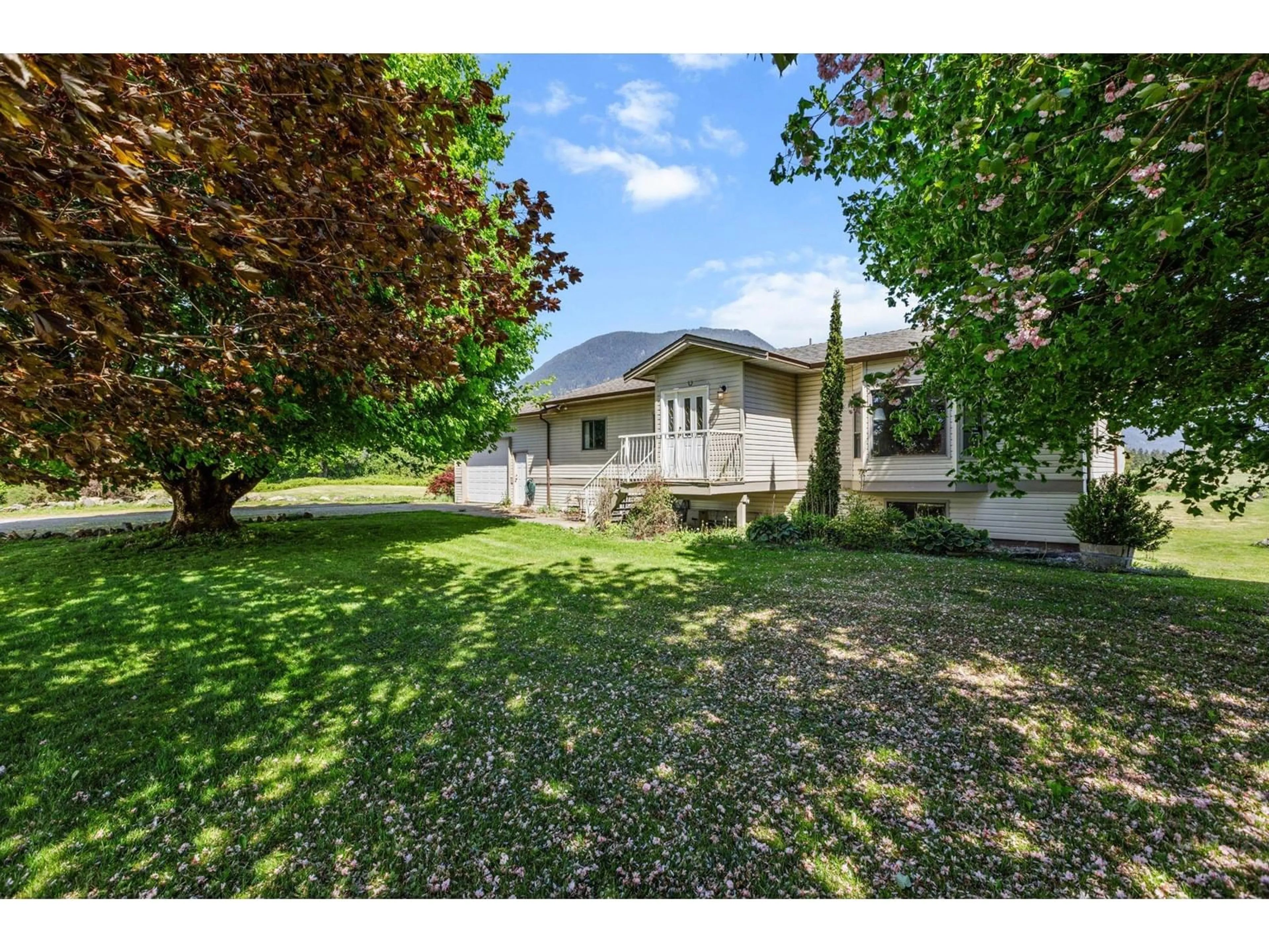 A pic from outside/outdoor area/front of a property/back of a property/a pic from drone, street for 36707 MCKAMIE, Mission British Columbia V0M1H0