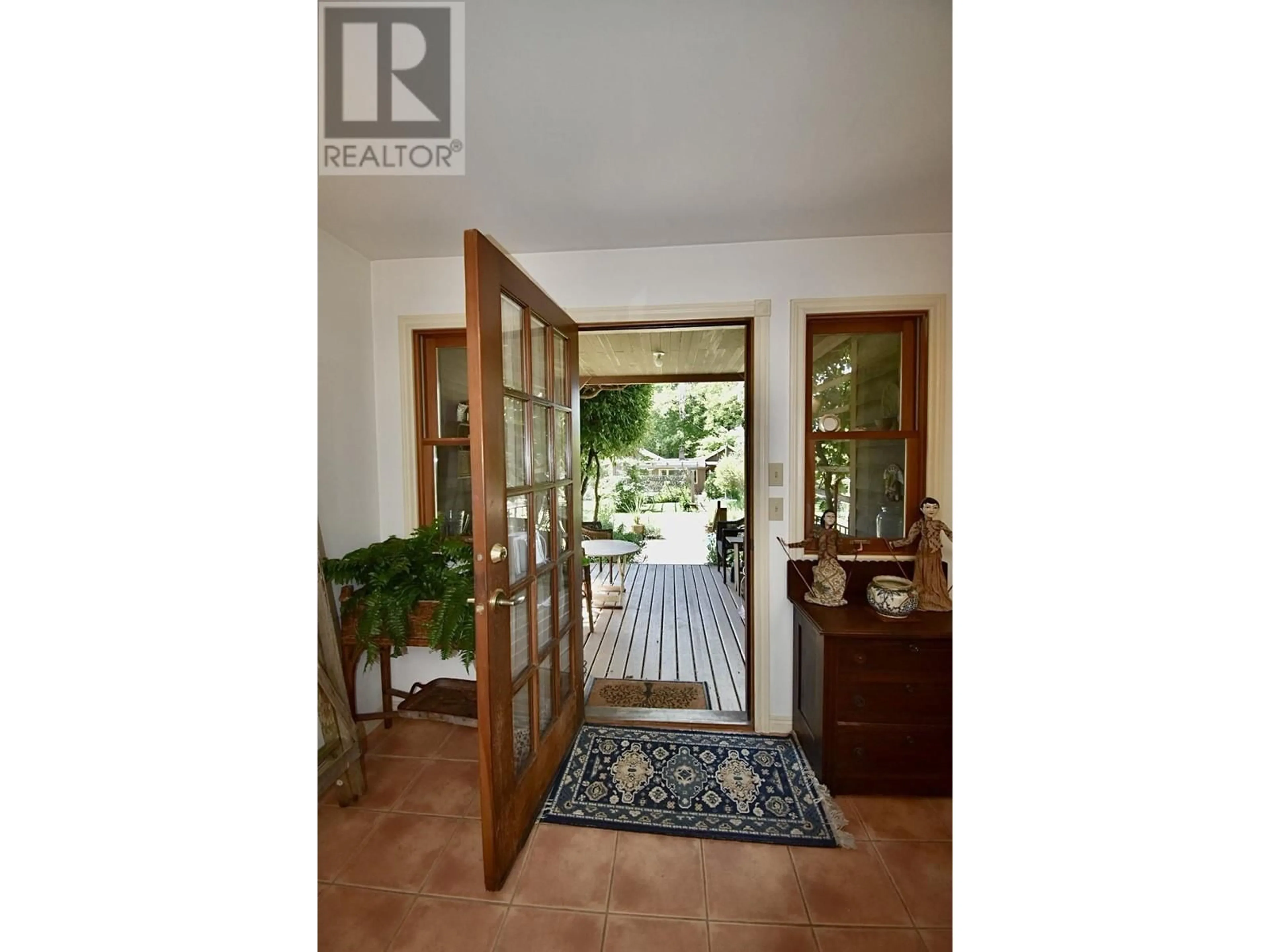 Indoor entryway for 8084 REDROOFFS ROAD, Halfmoon Bay British Columbia V7Z1C7