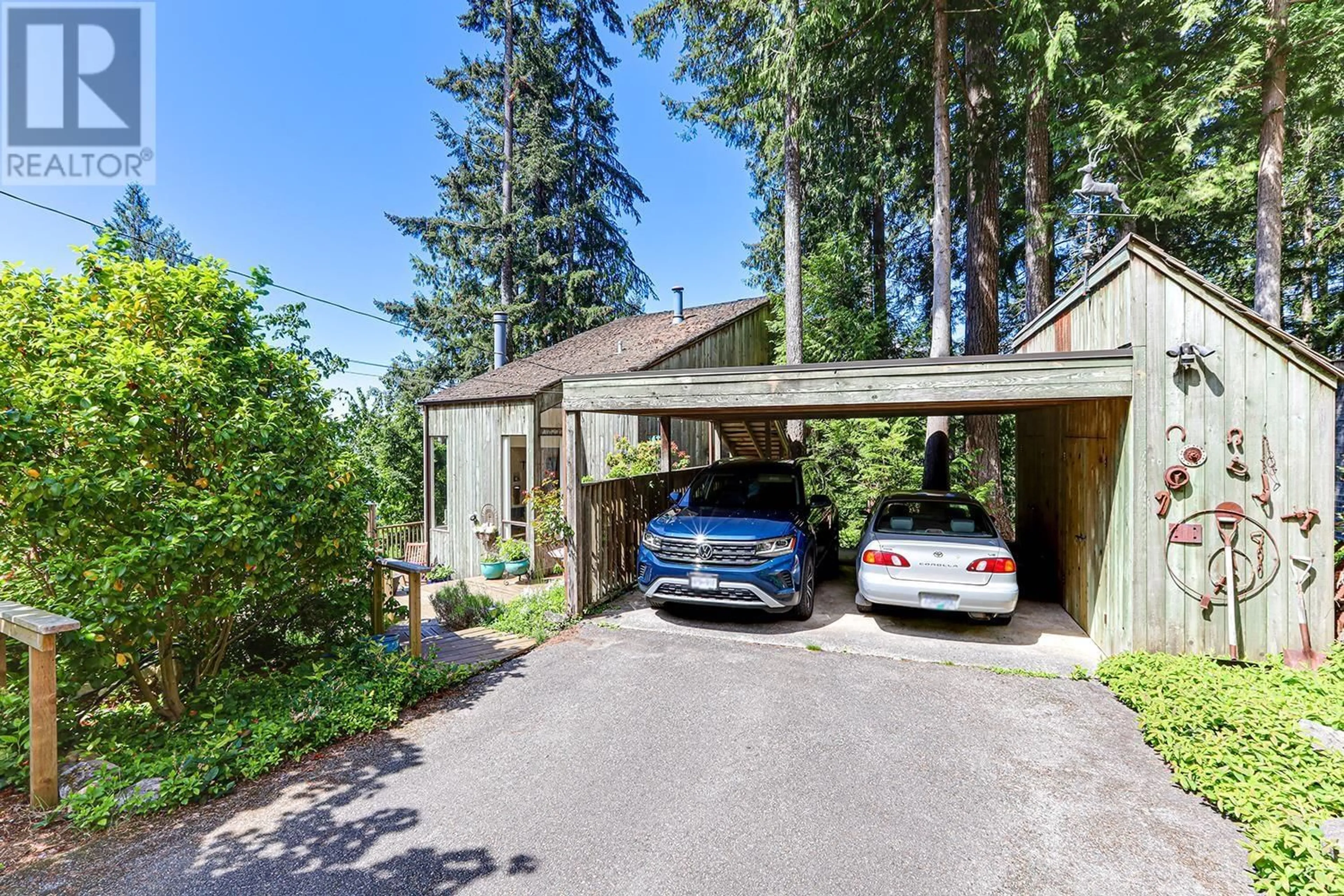 Indoor garage for 325 OCEANVIEW ROAD, Lions Bay British Columbia V0N2E0