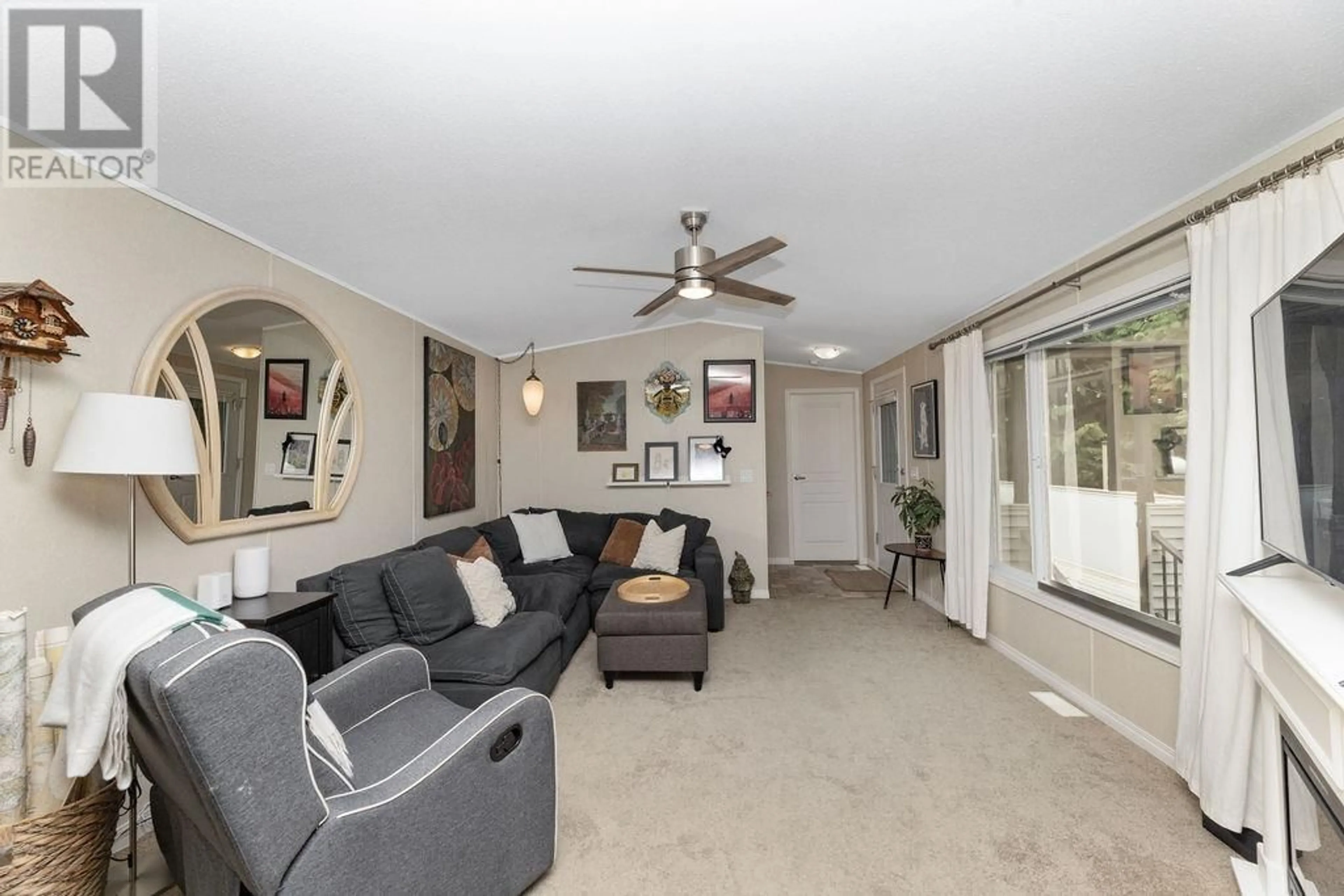 Living room with furniture, unknown for 5954 LEANING TREE ROAD, Halfmoon Bay British Columbia V7Z1C2