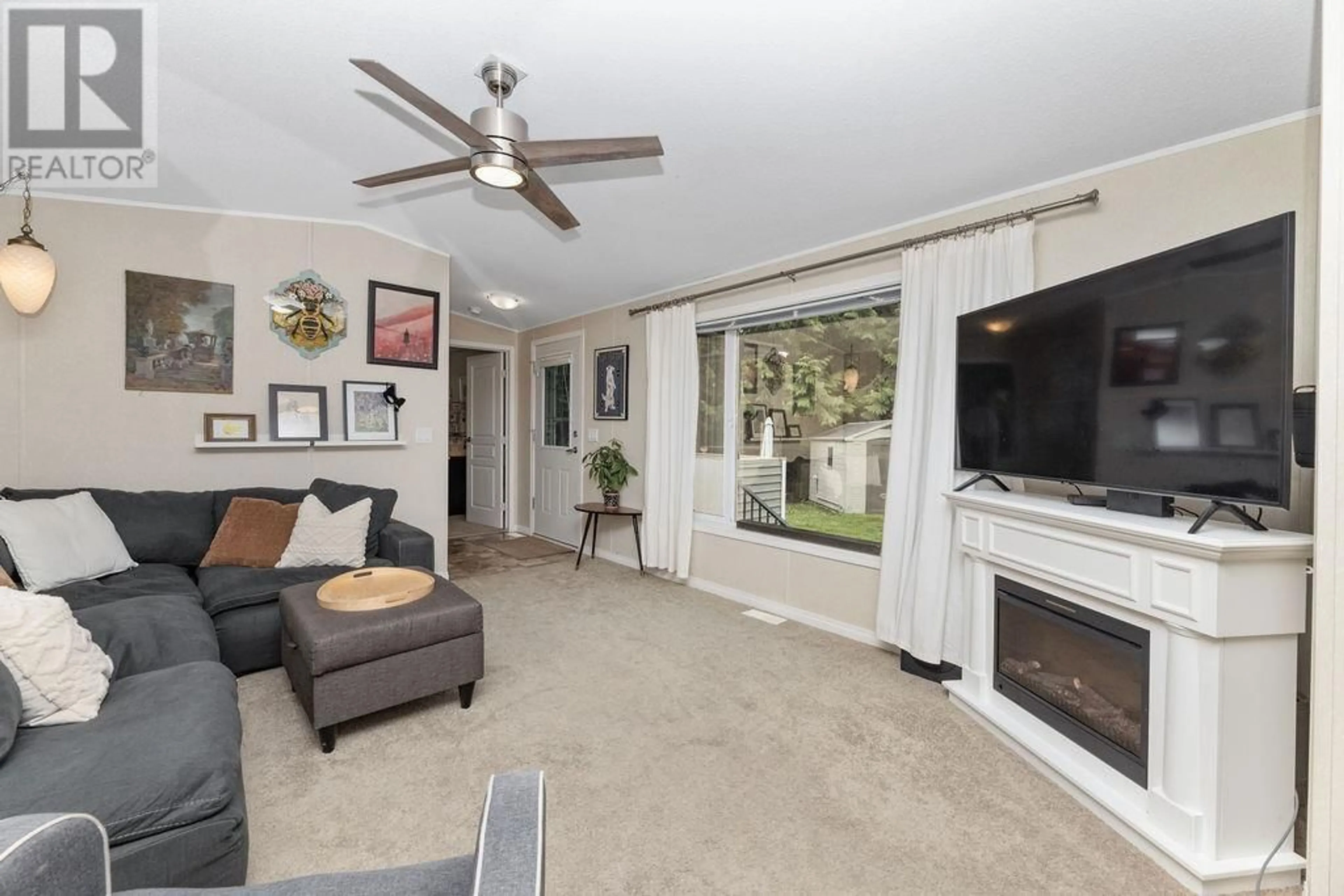 Living room with furniture, unknown for 5954 LEANING TREE ROAD, Halfmoon Bay British Columbia V7Z1C2