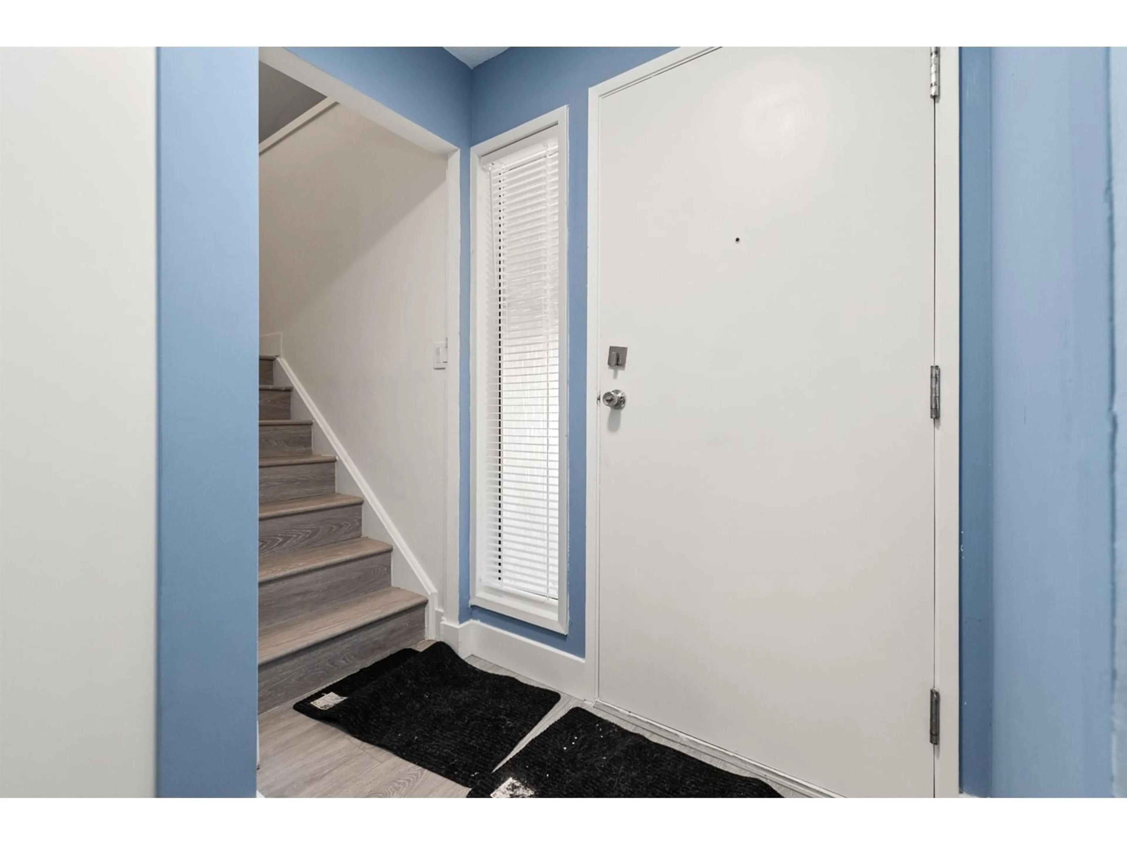 Indoor entryway for 15 - 32870 BEVAN, Abbotsford British Columbia V2S6R3