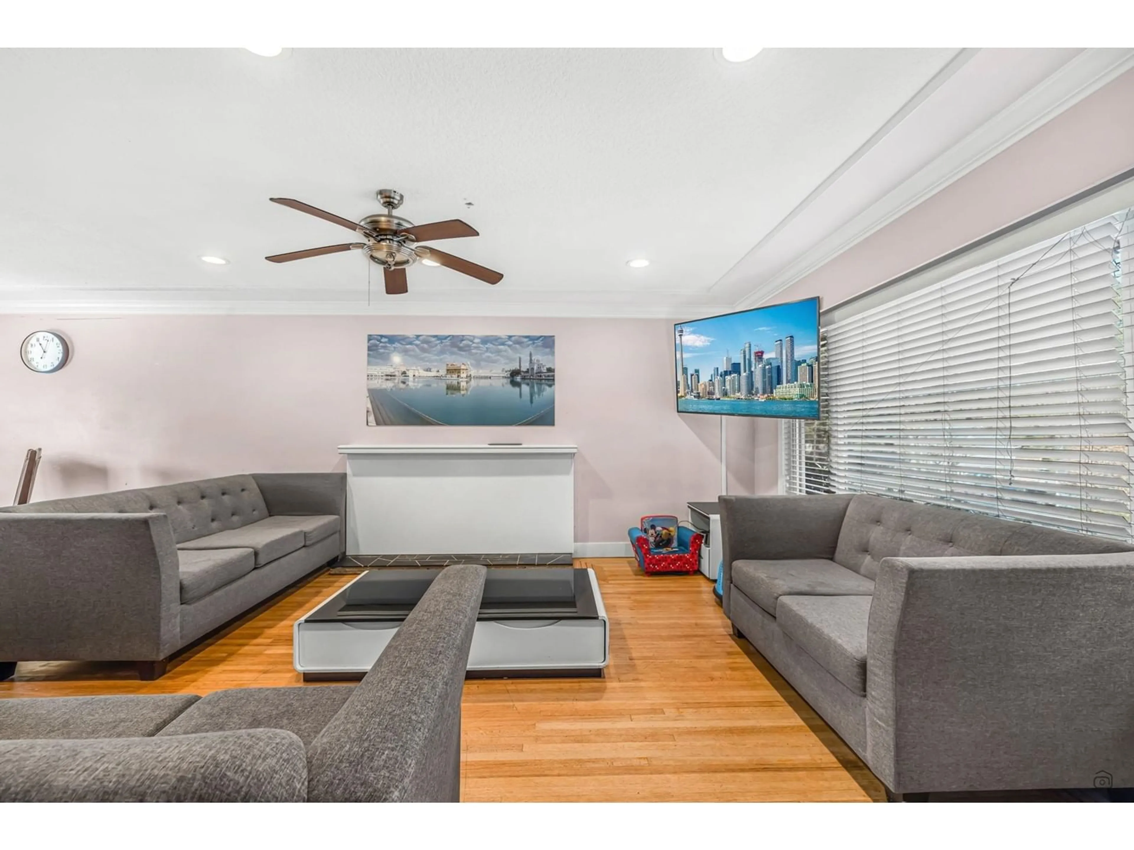 Living room with furniture, wood/laminate floor for 12666 98, Surrey British Columbia V3V2K8