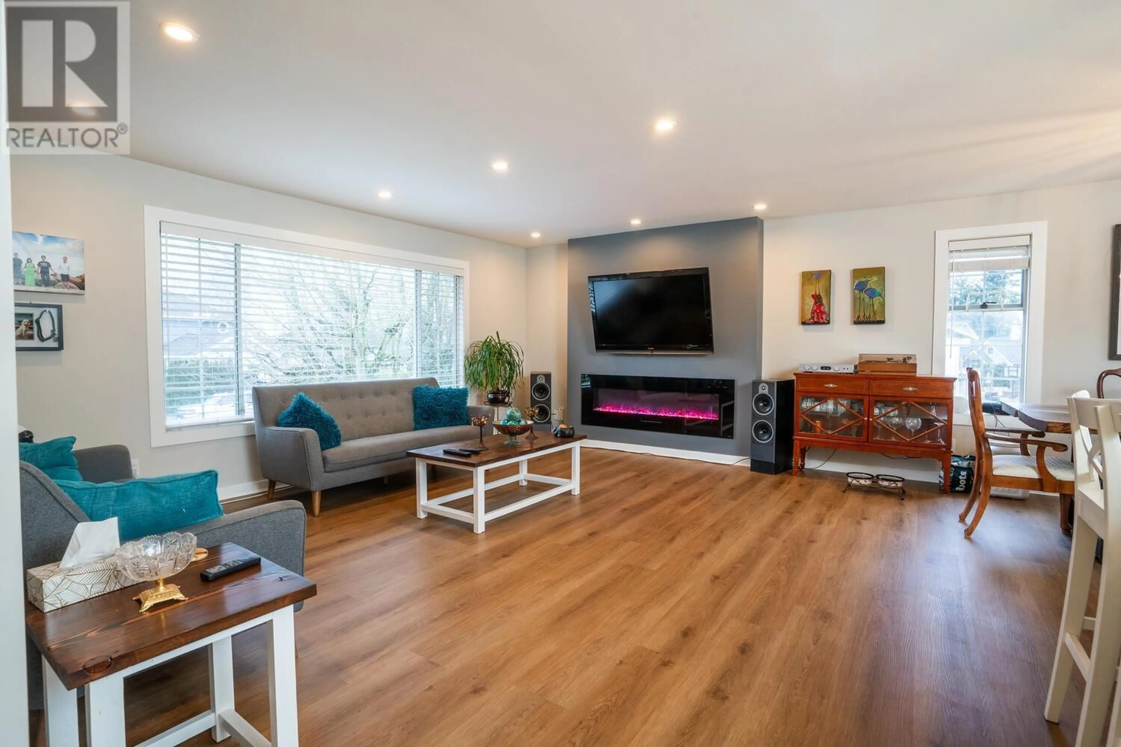 Living room with furniture, wood/laminate floor for 5488 WESTMINSTER AVENUE, Delta British Columbia V4K2J5