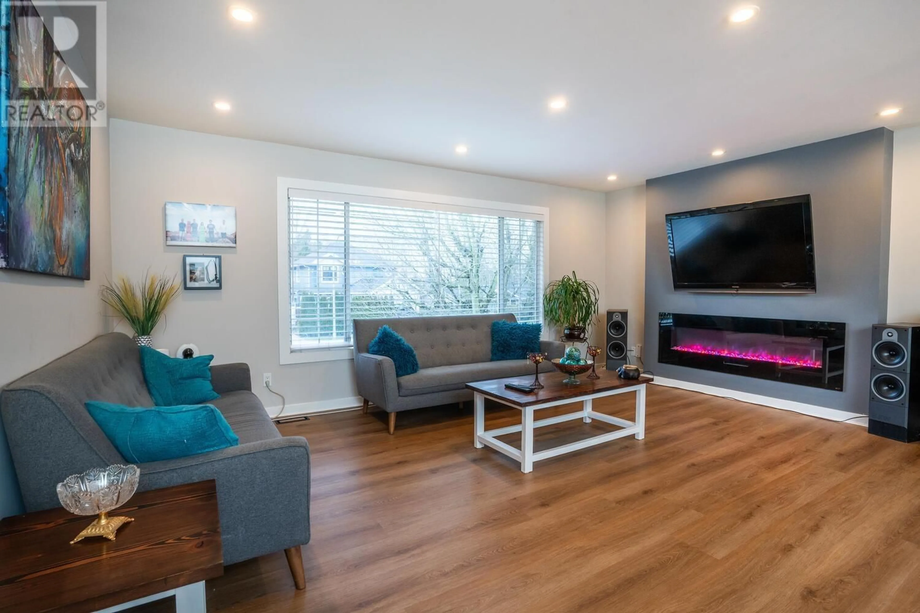 Living room with furniture, wood/laminate floor for 5488 WESTMINSTER AVENUE, Delta British Columbia V4K2J5