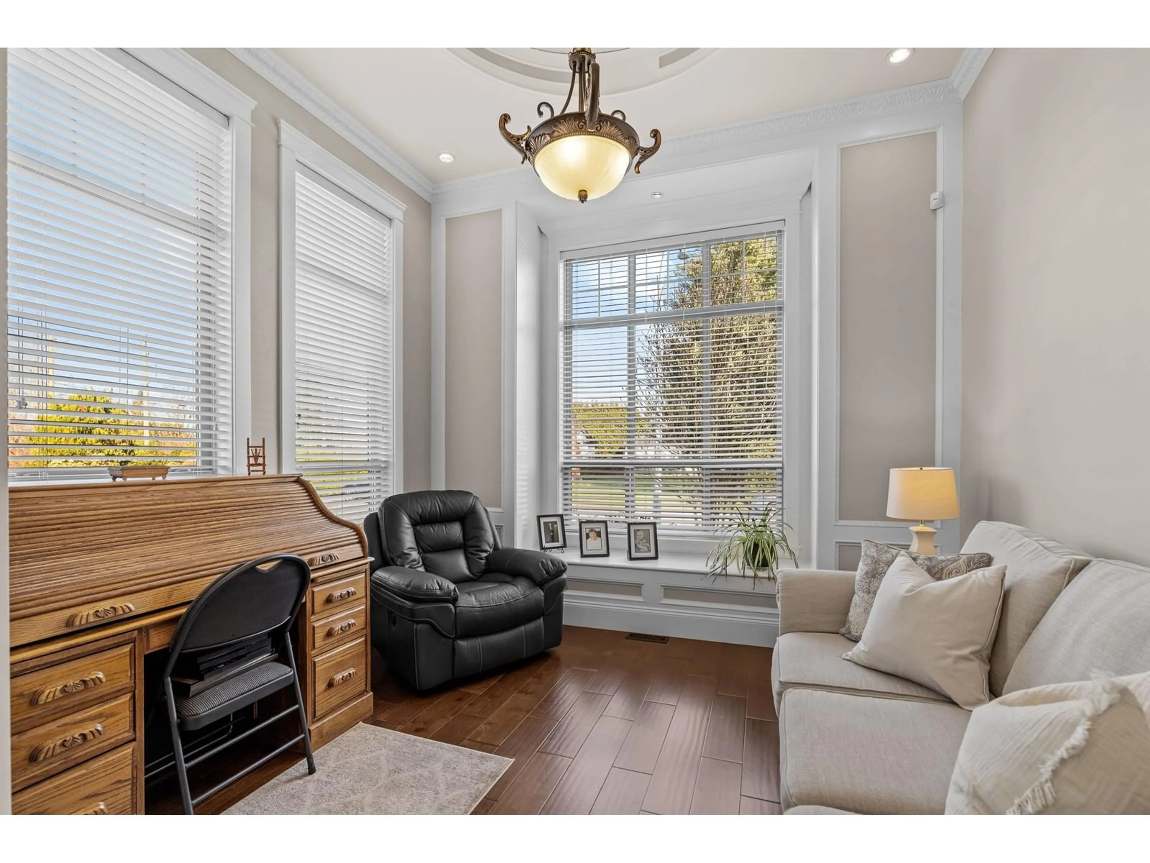 Living room with furniture, wood/laminate floor for 7326 199, Langley British Columbia V2Y1R9