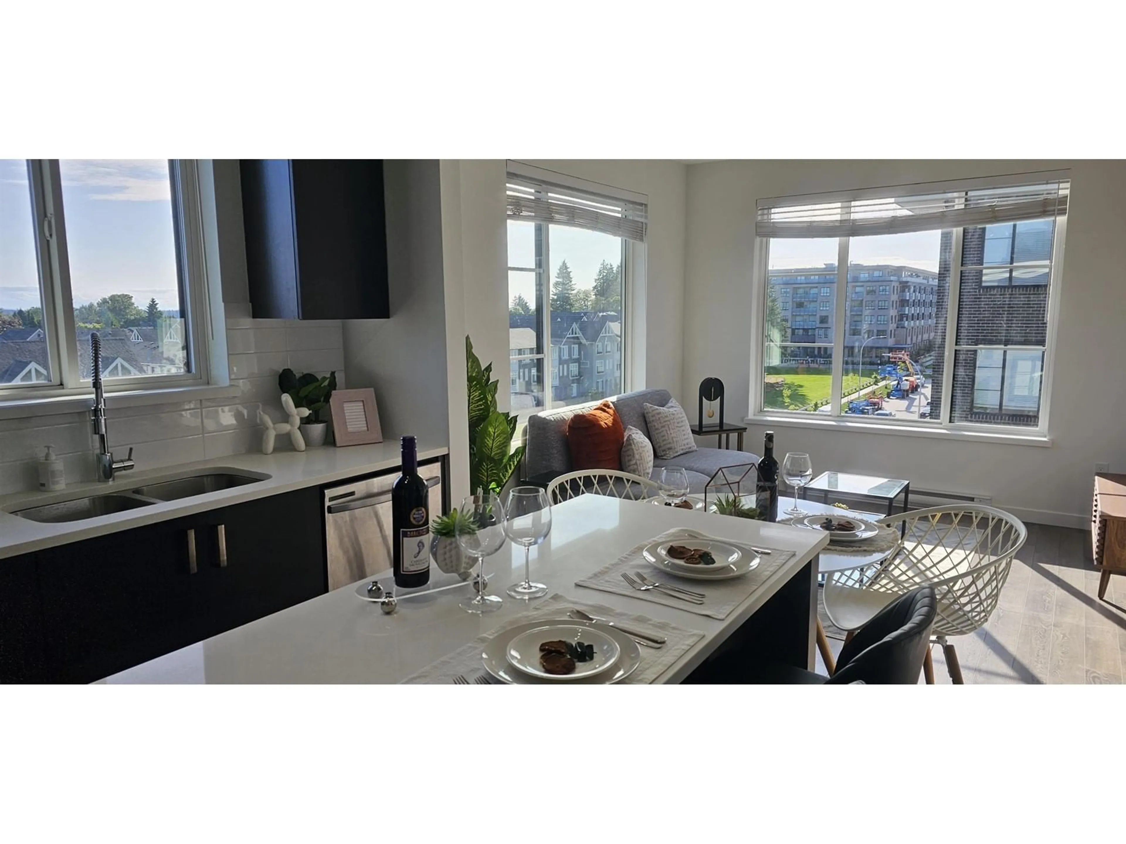 Open concept kitchen, ceramic/tile floor for 501 - 15825 85, Surrey British Columbia V4N6W9