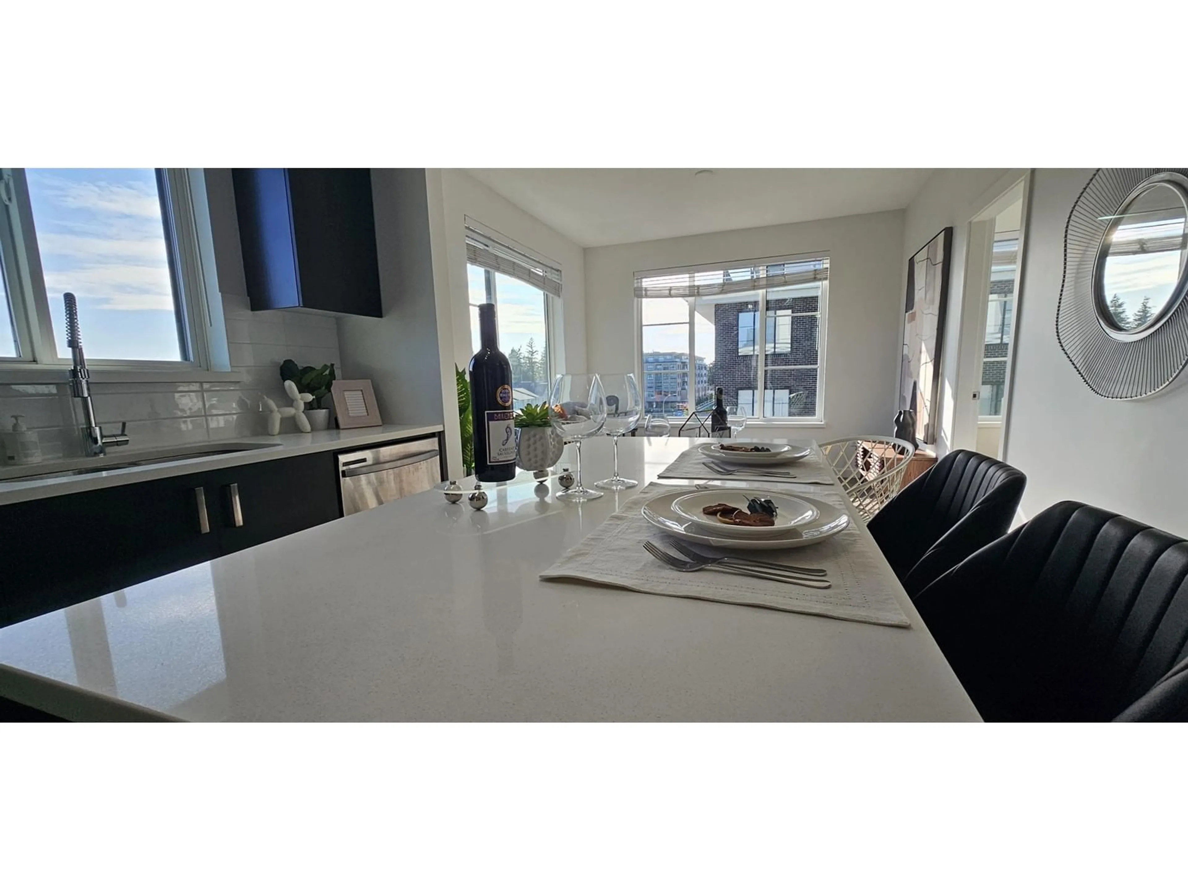 Open concept kitchen, ceramic/tile floor for 501 - 15825 85, Surrey British Columbia V4N6W9