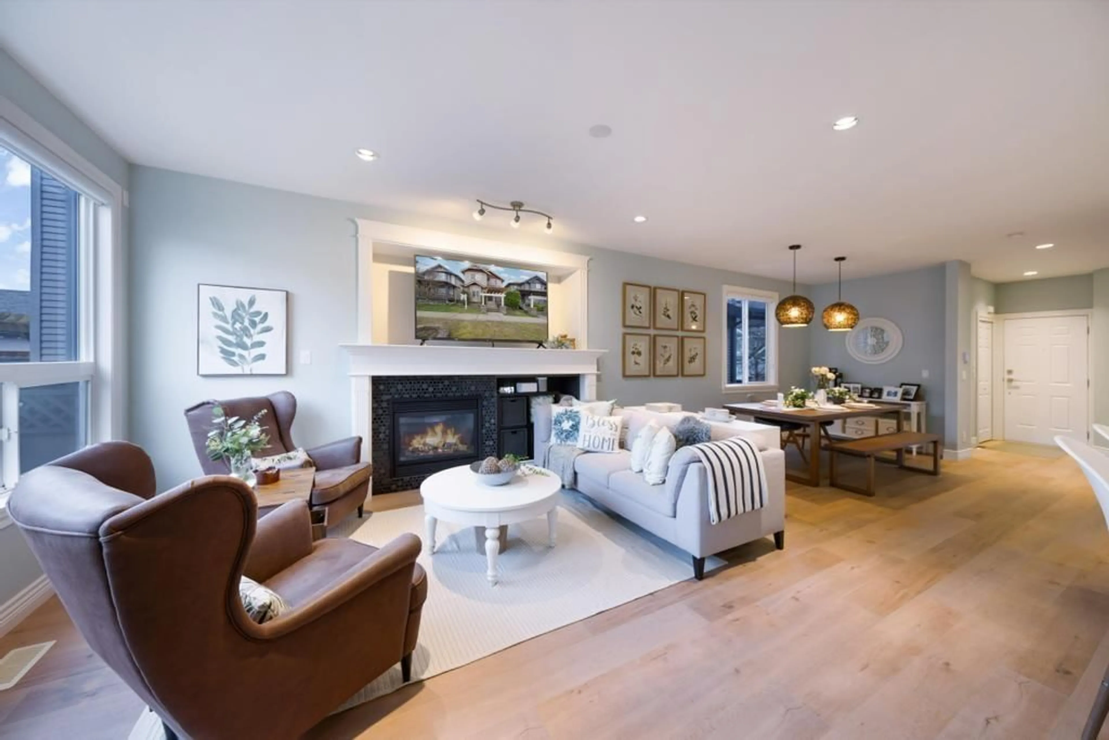 Living room with furniture, wood/laminate floor for 19425 66, Surrey British Columbia V4N0C3