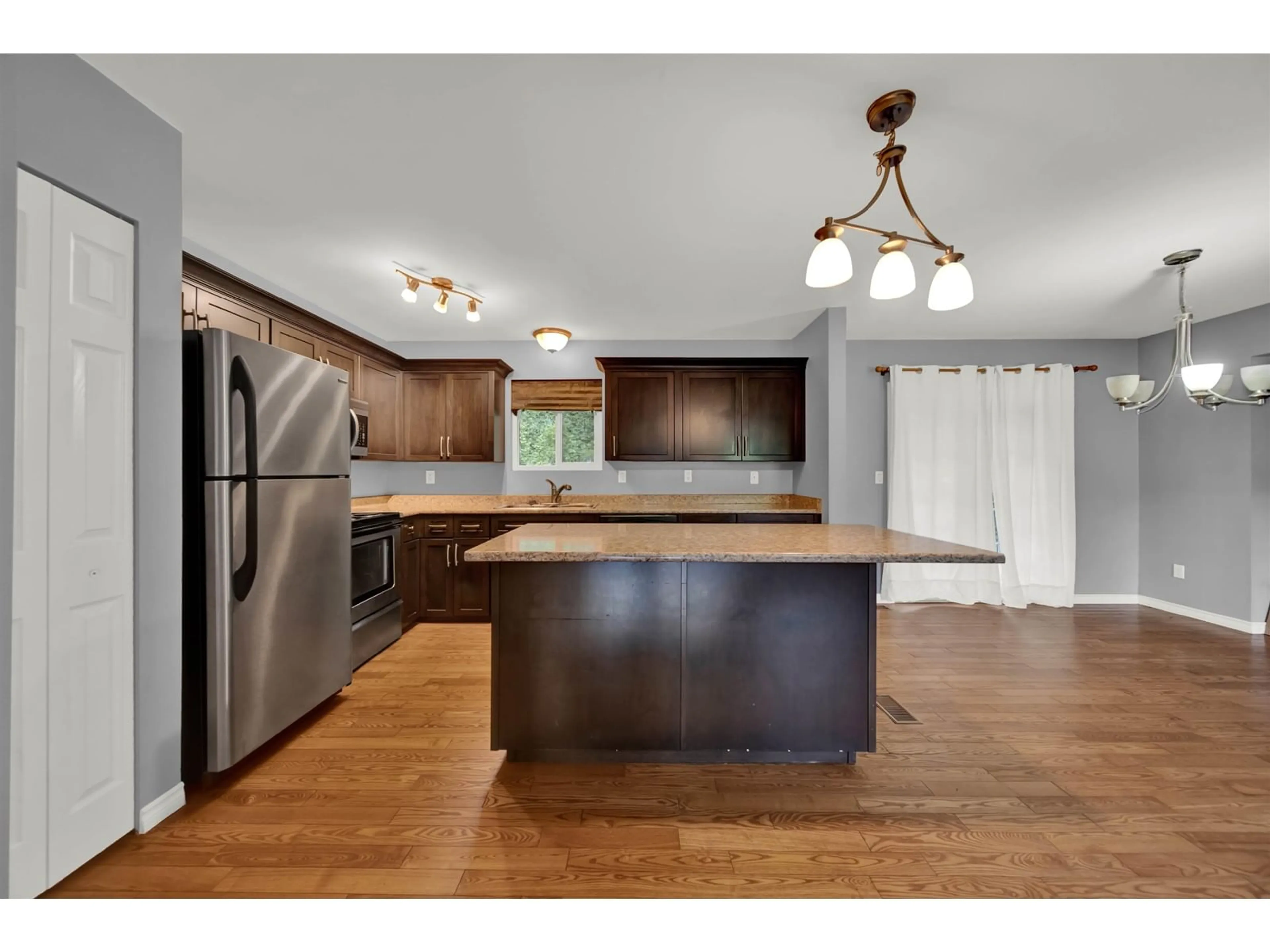 Open concept kitchen, wood/laminate floor for 35151 SKEENA, Abbotsford British Columbia V2S7H5