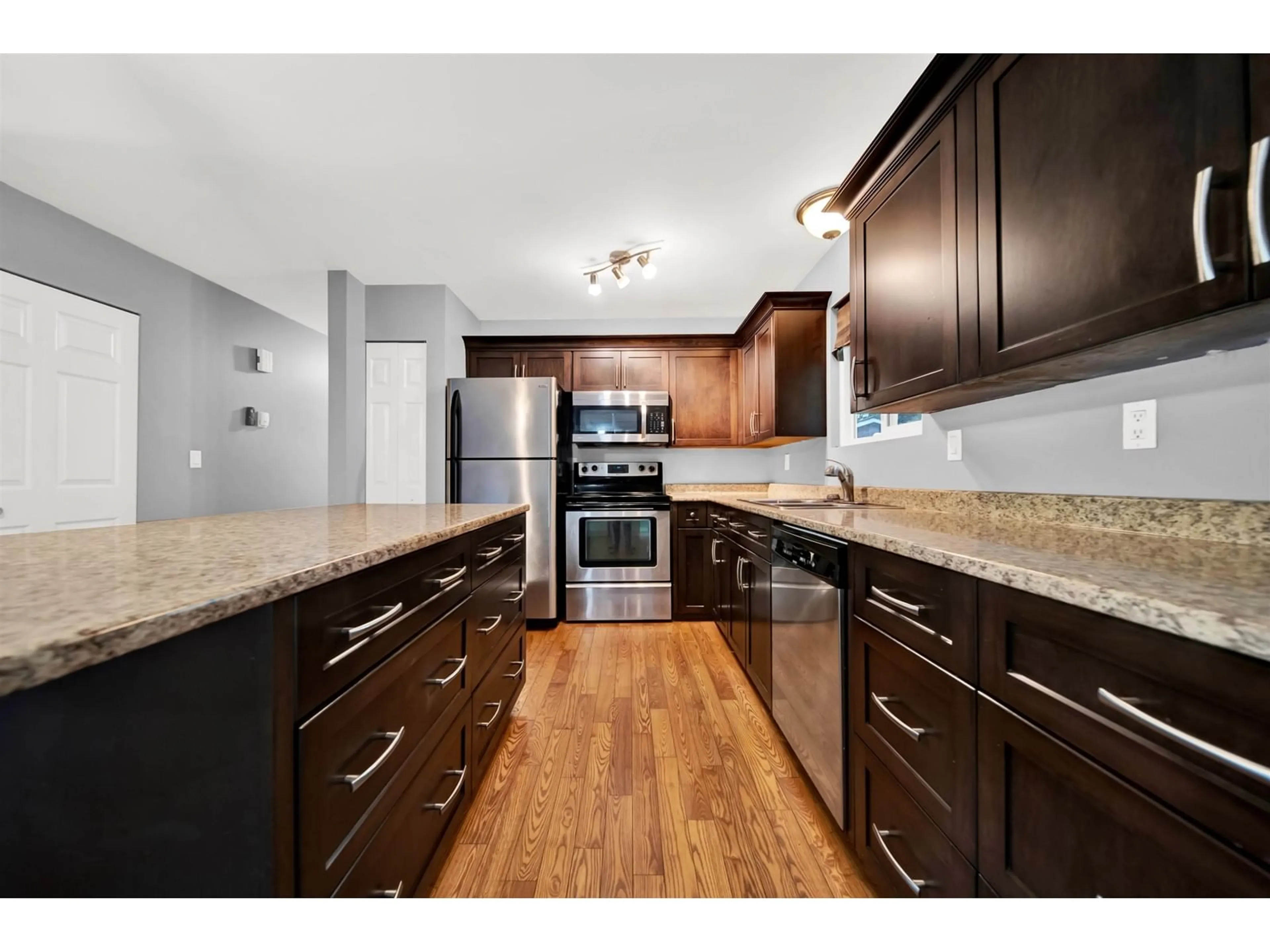 Open concept kitchen, wood/laminate floor for 35151 SKEENA, Abbotsford British Columbia V2S7H5