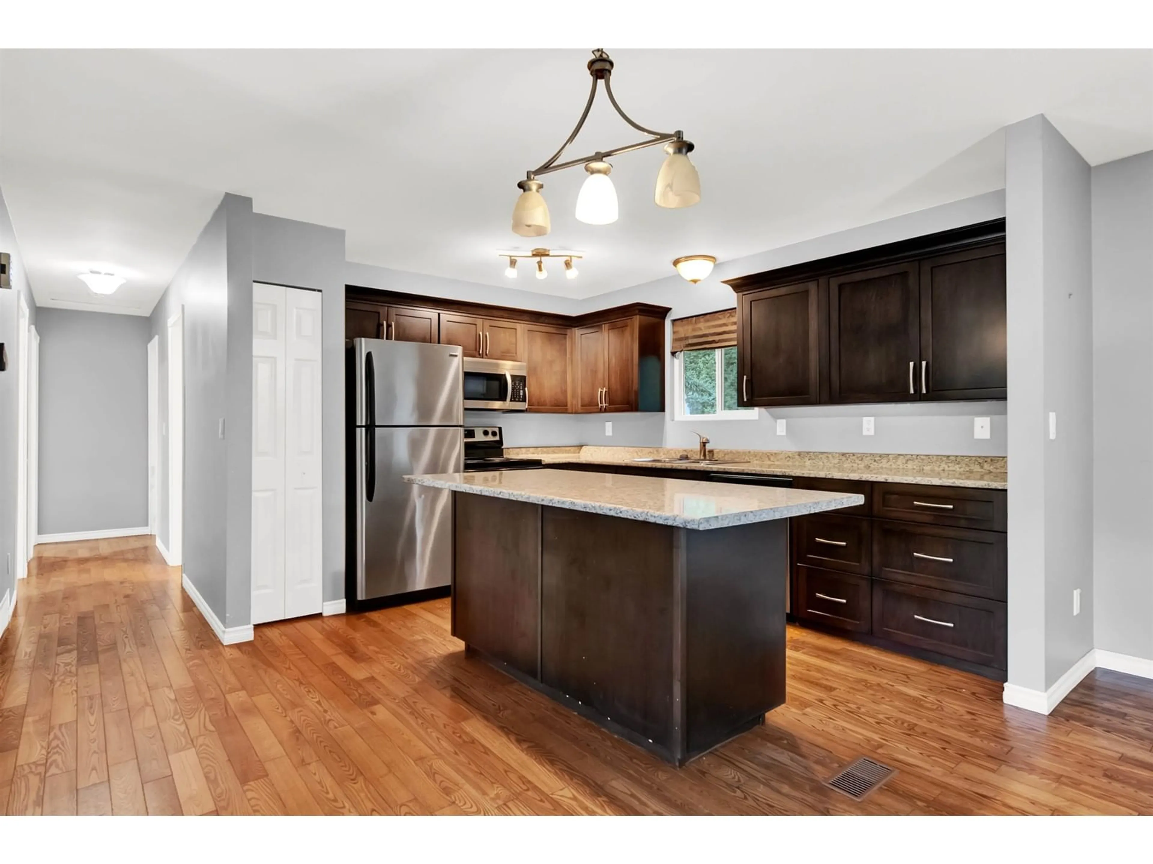 Open concept kitchen, wood/laminate floor for 35151 SKEENA, Abbotsford British Columbia V2S7H5